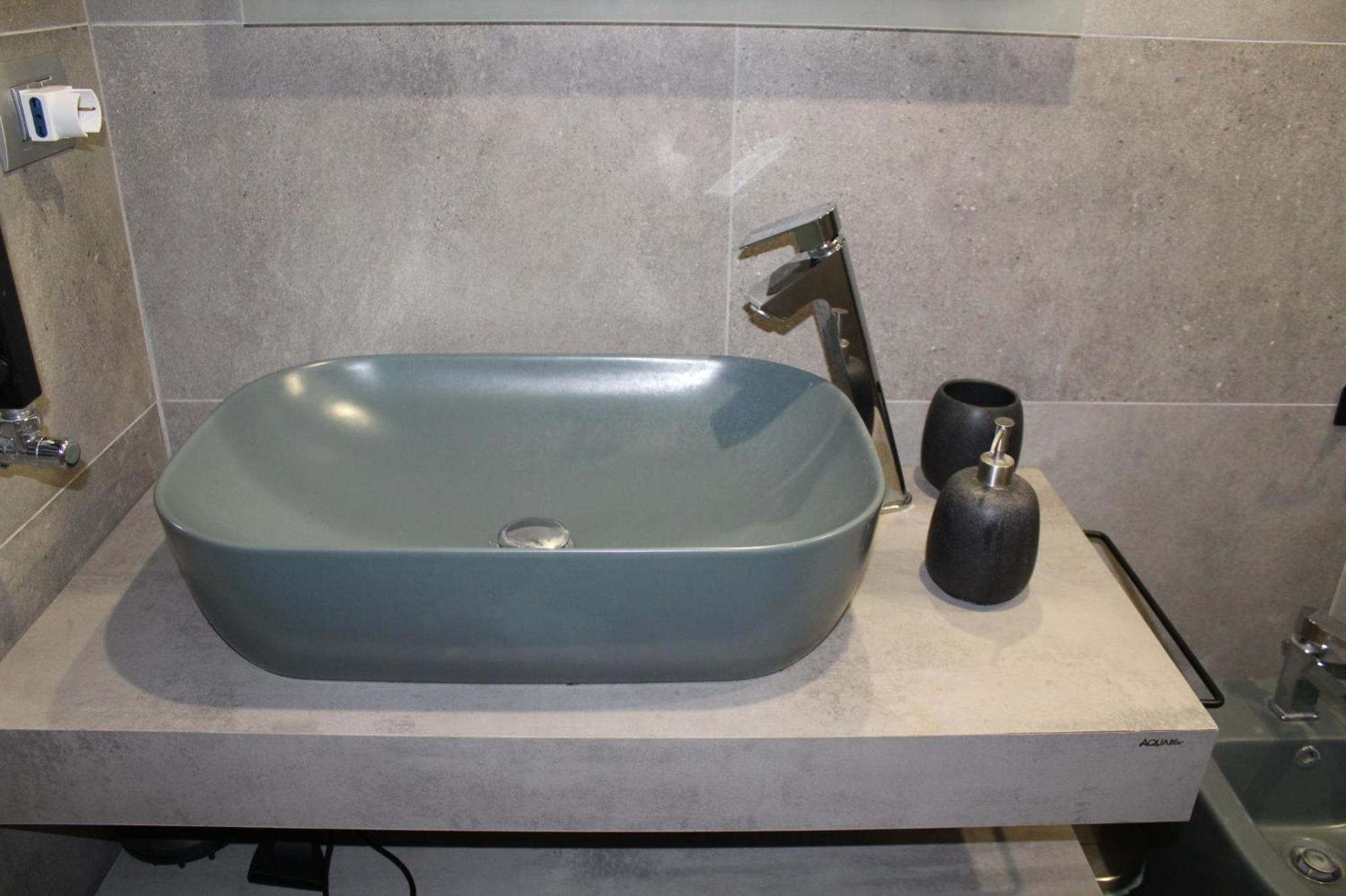 Deluxe Suite with Spa Bath - Photo 5