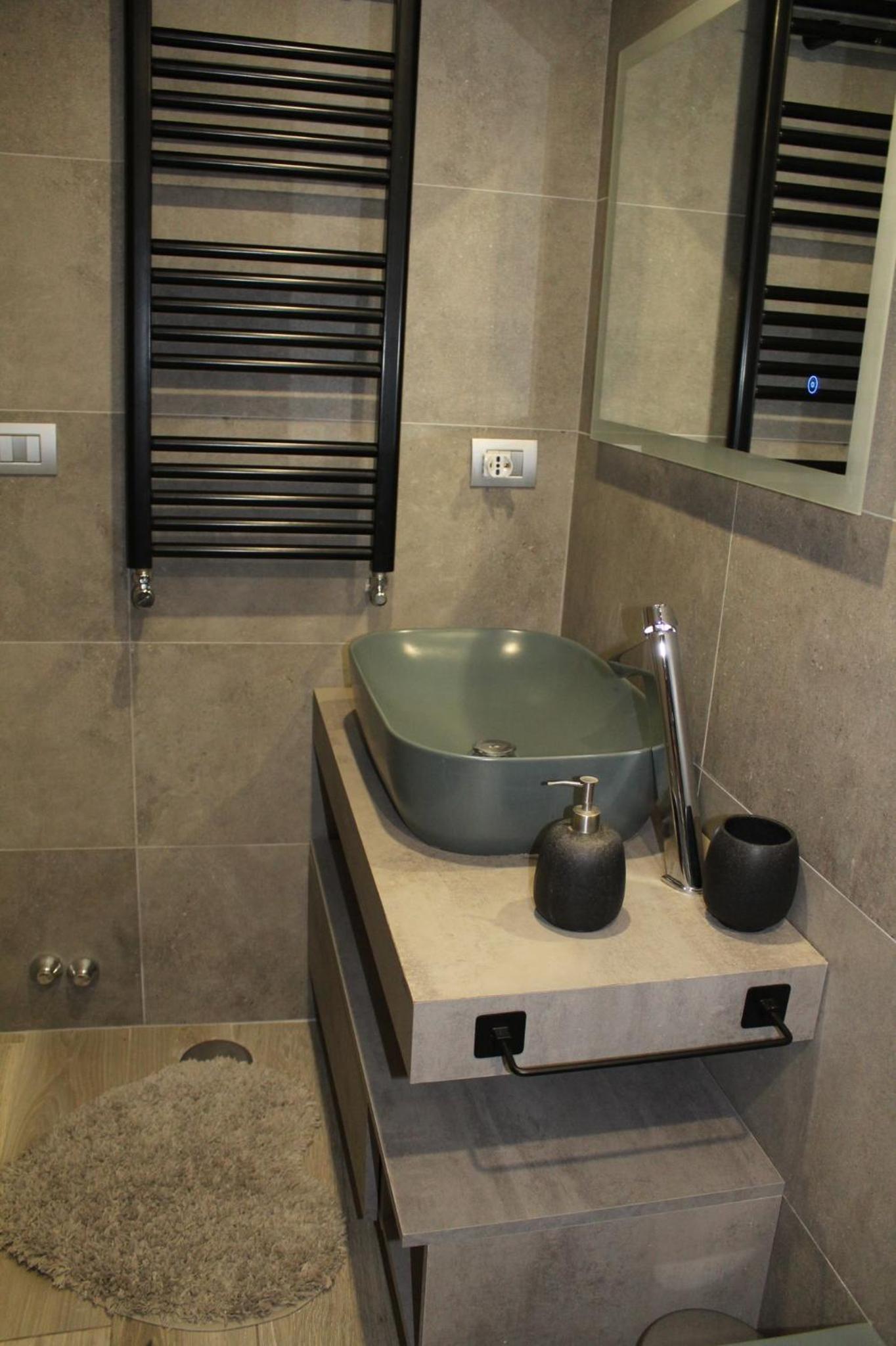 Deluxe Suite with Spa Bath - Photo 15