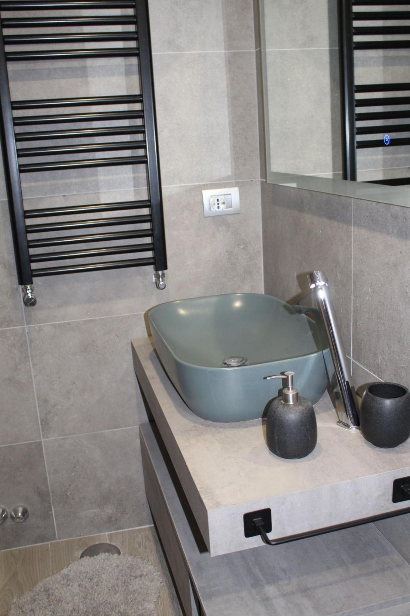 Deluxe Suite with Spa Bath - Photo 6