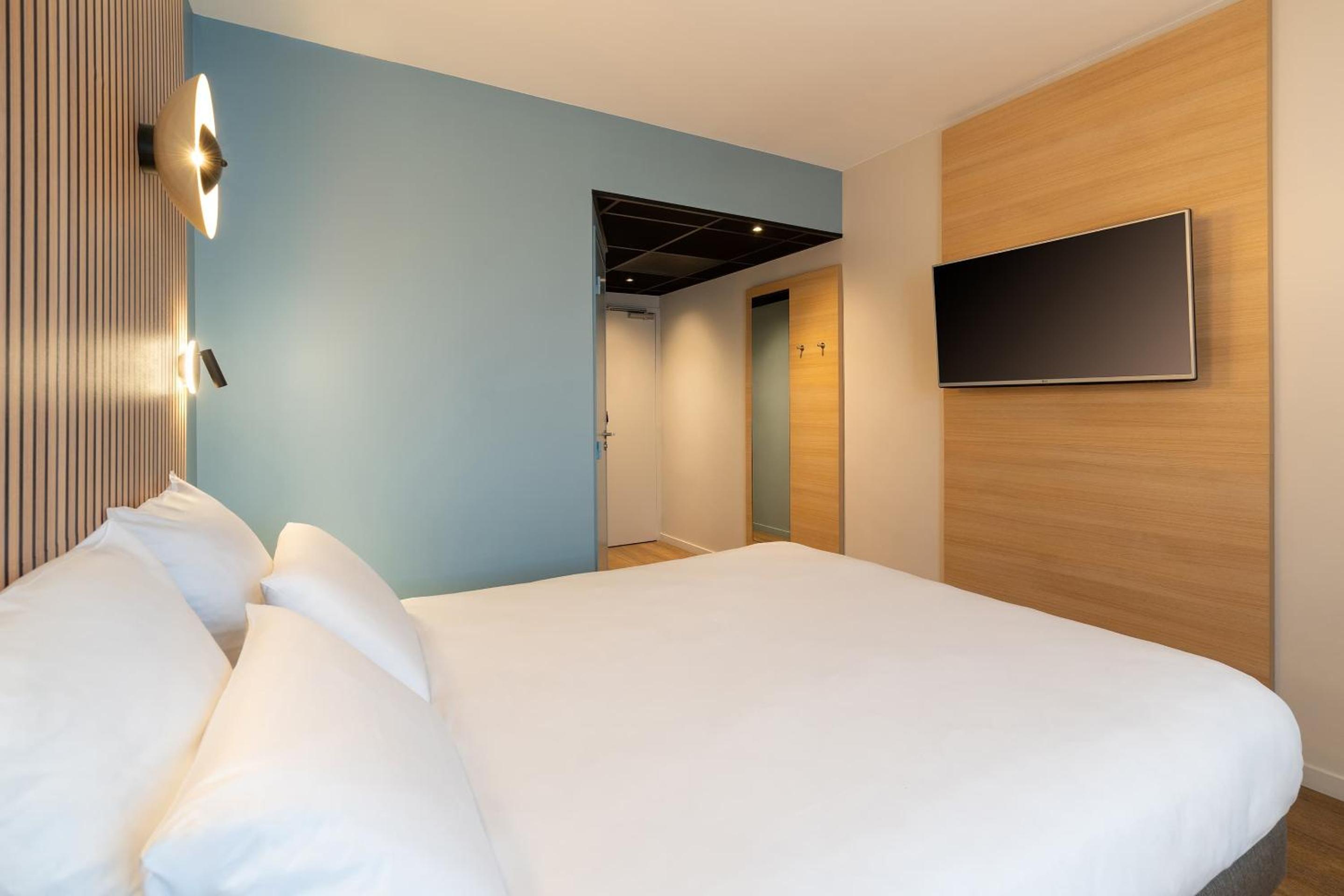 Superior Queen Room with Queen Bed - Non-Smoking - Photo 2