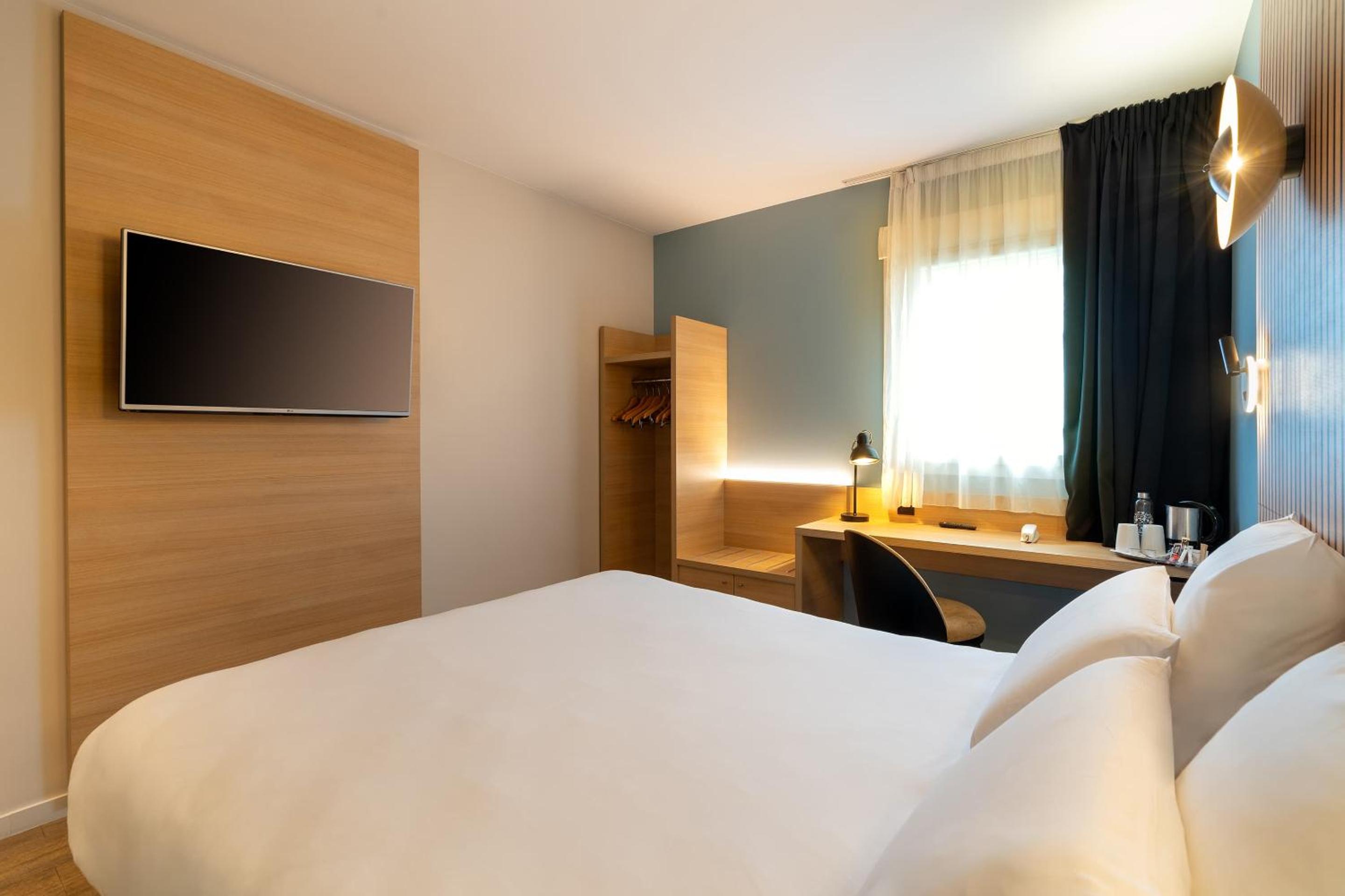 Superior Queen Room with Queen Bed - Non-Smoking - Photo 7