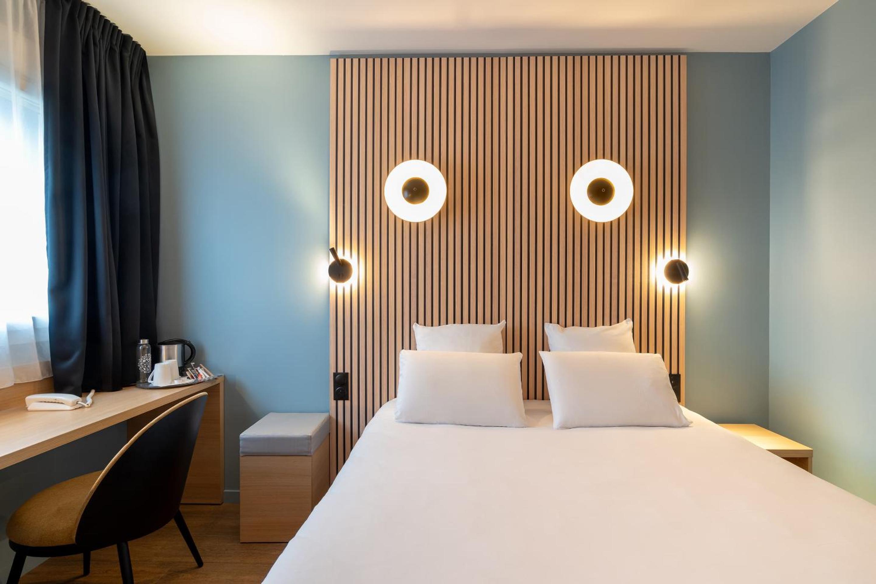 Superior Queen Room with Queen Bed - Non-Smoking - Photo 1