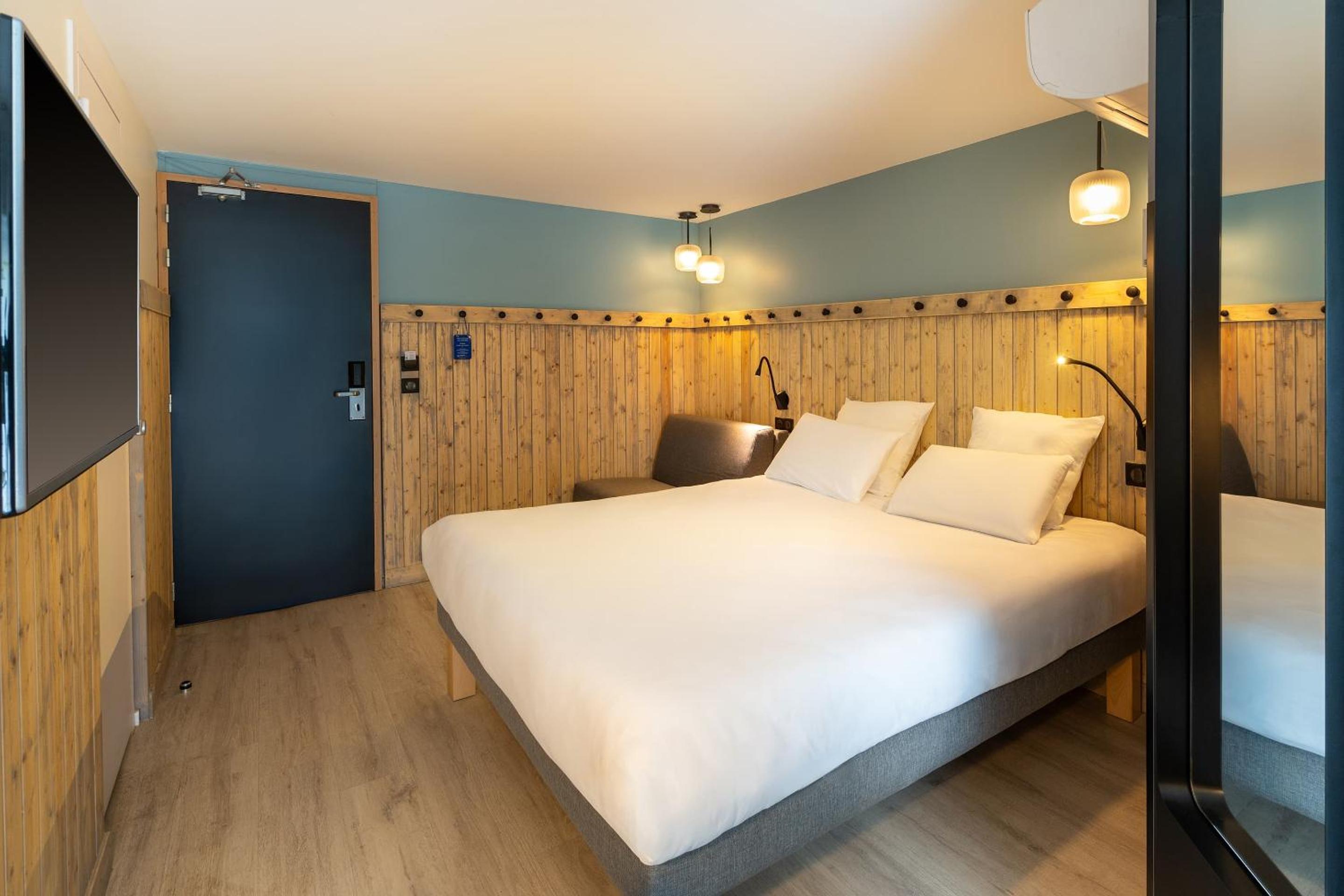 Standard Queen Room with Sofa Bed - Non-Smoking - Photo 6