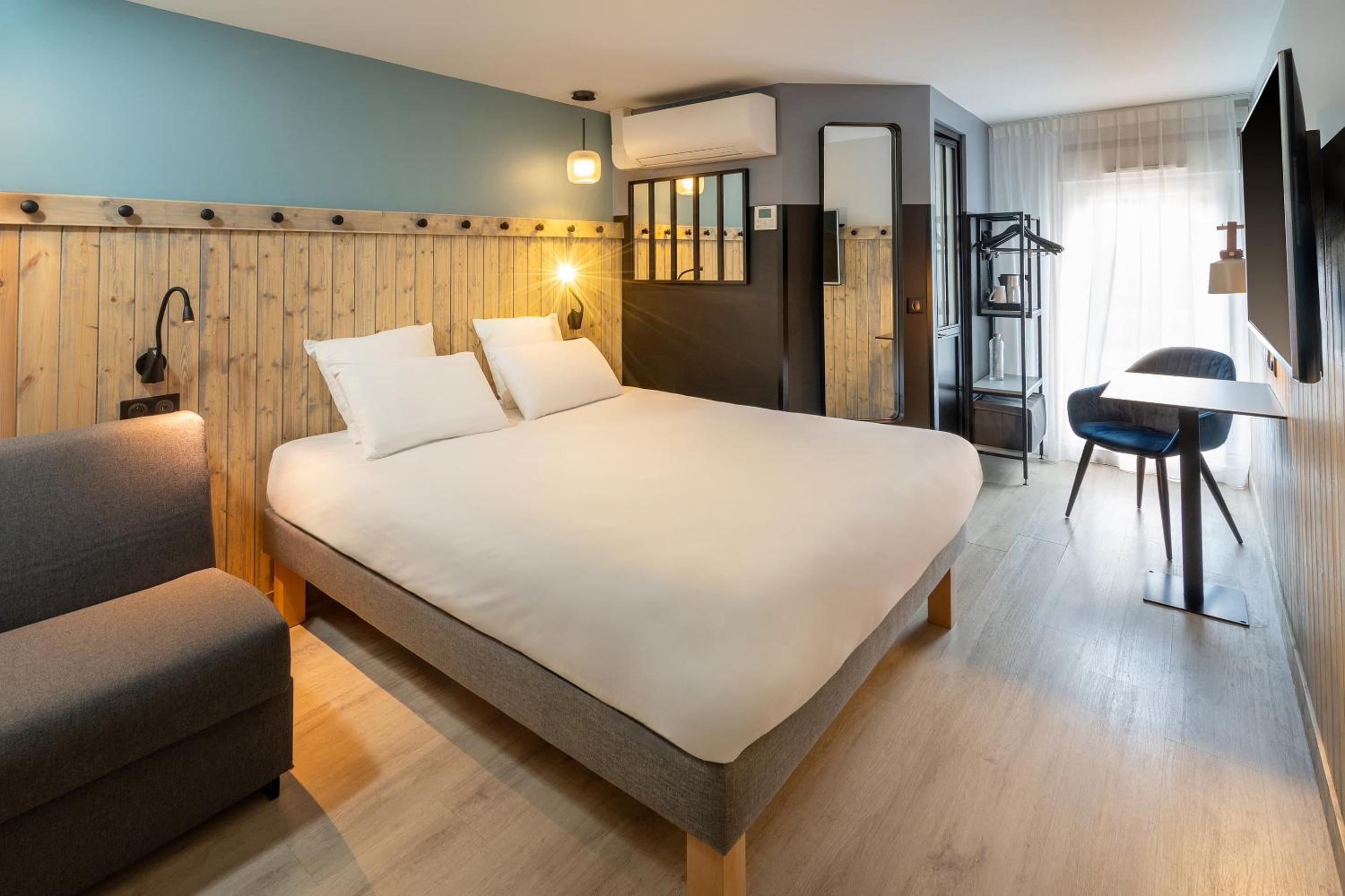 Standard Queen Room with Sofa Bed - Non-Smoking - Photo 1