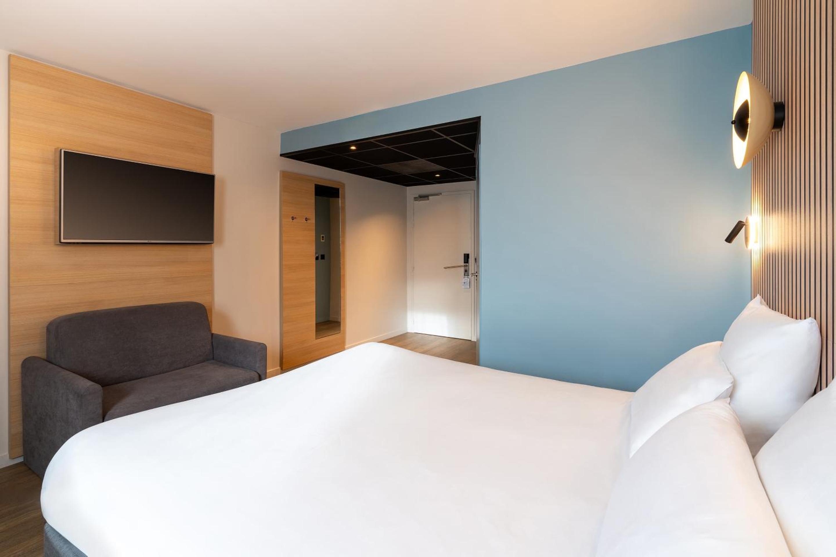 Superior Queen Room with Sofa Bed - Non-Smoking - Photo 7
