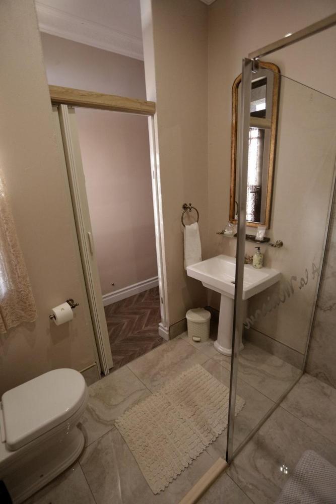 Superior Queen Room 5 - Photo 9