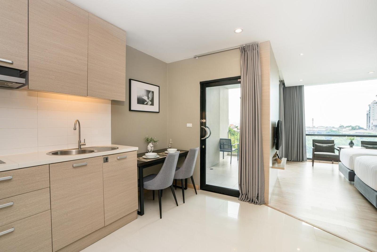 Deluxe Double or Twin Room with City View - Photo 12