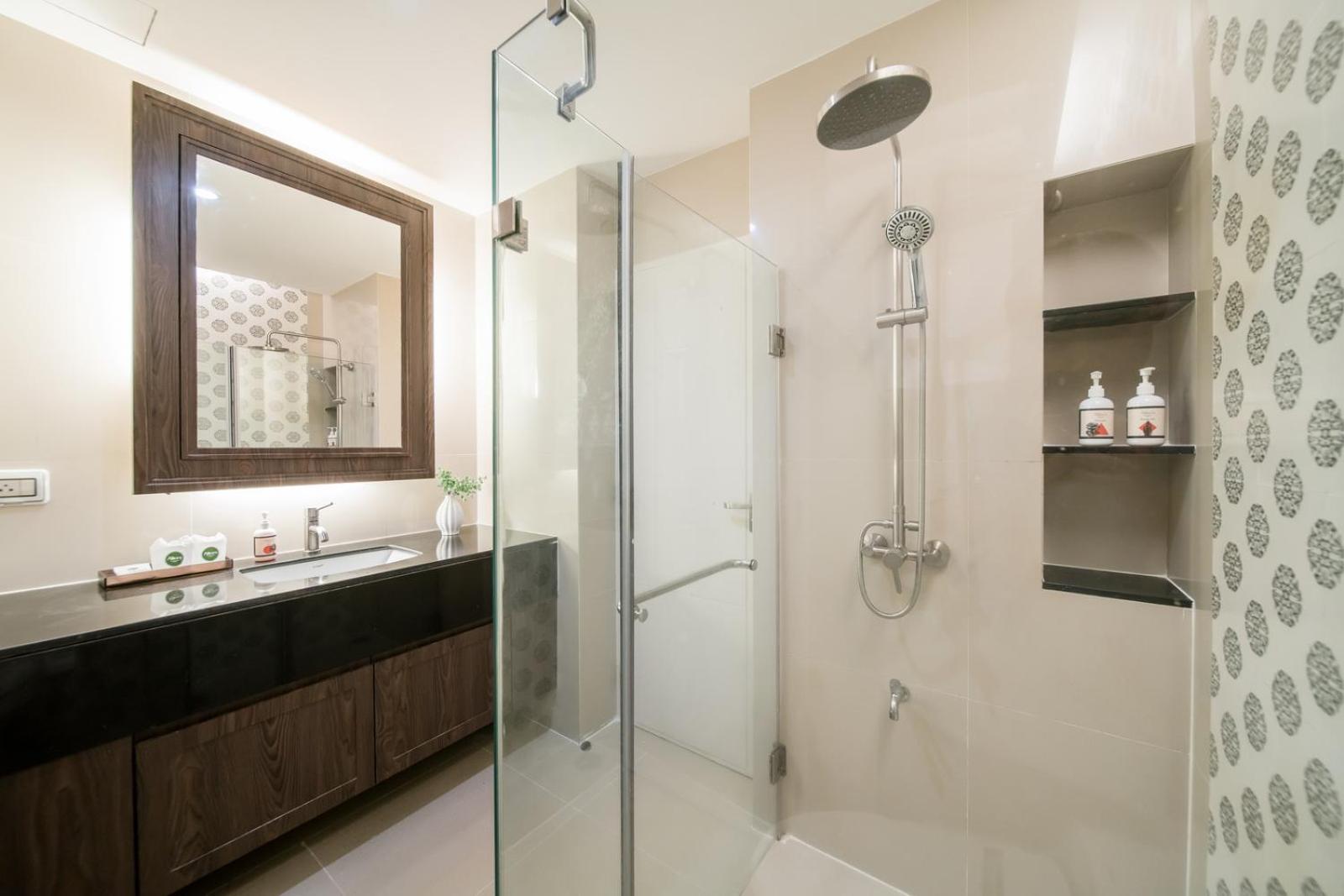 Deluxe Double or Twin Room with City View - Photo 11