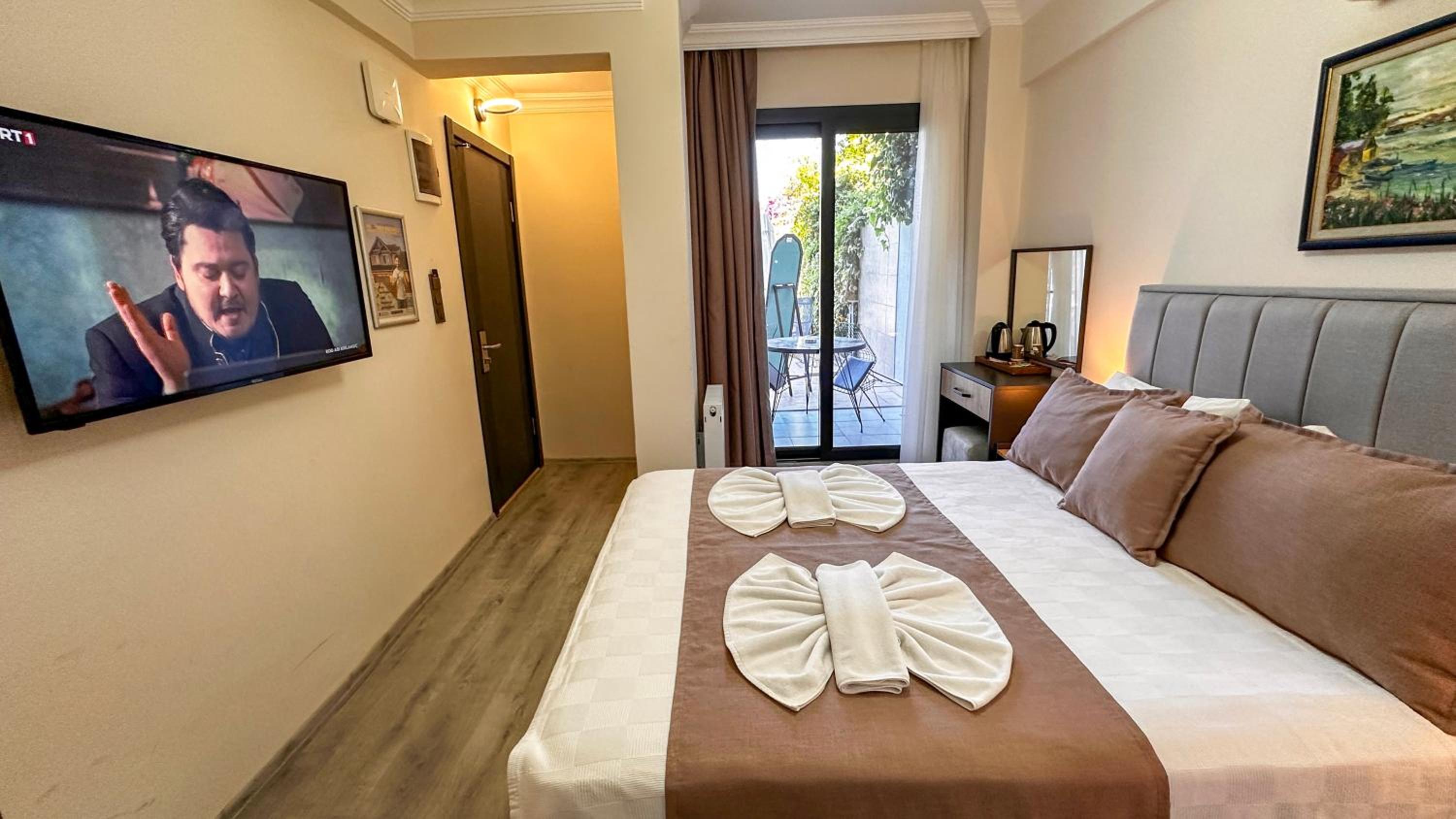 Queen Room with Pool View - Photo 8