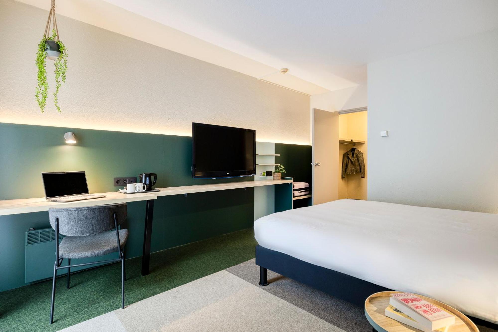Deluxe Room thumbnail 5