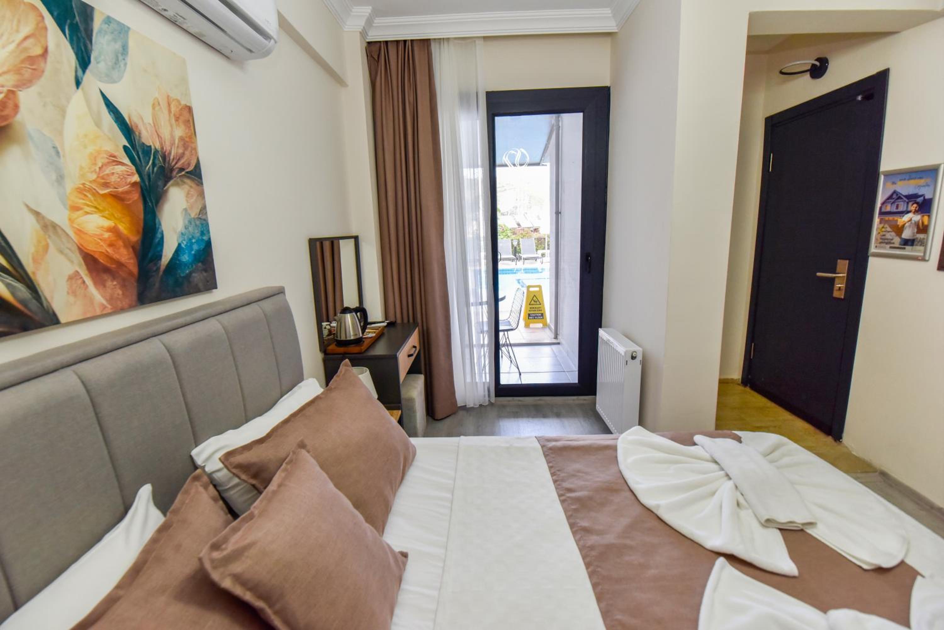 Queen Room with Pool View - Photo 5