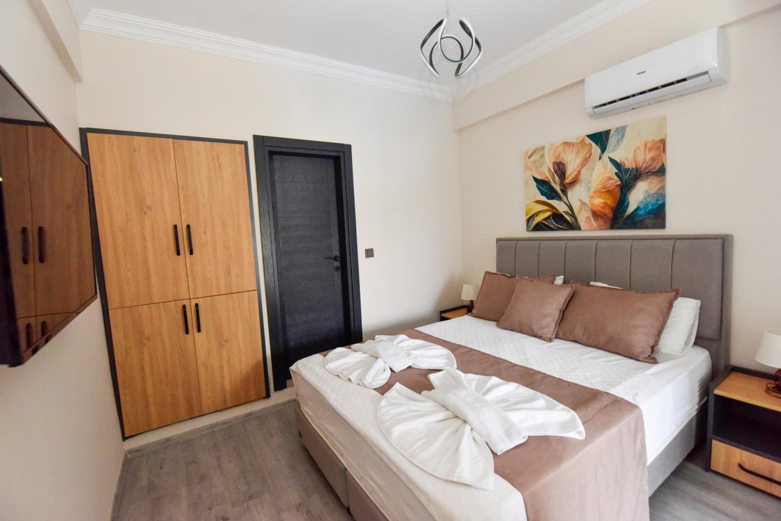 Queen Room with Pool View - Photo 6