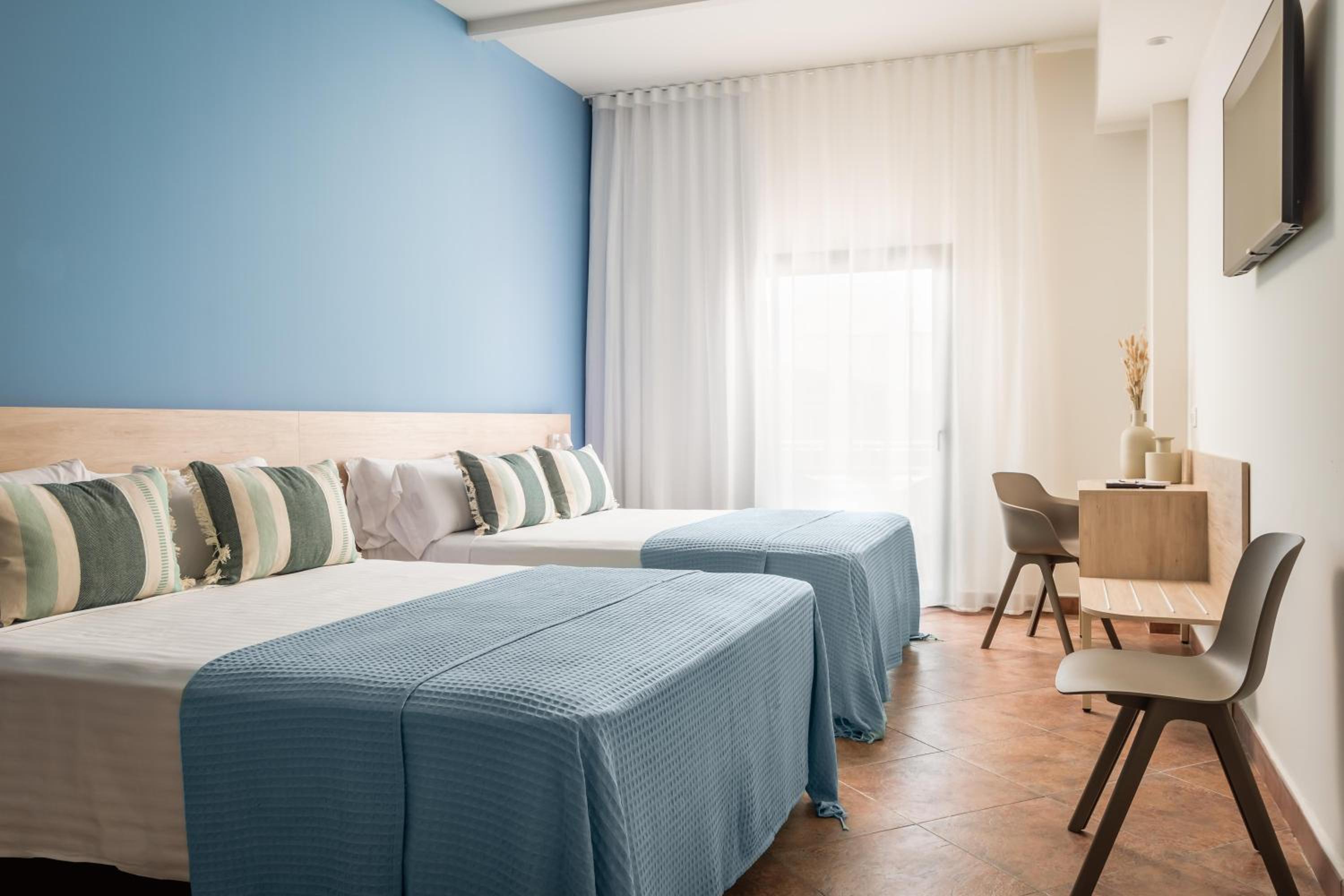 Habitación Triple con Vista al Mar (2 Adultos + 1 Niño)