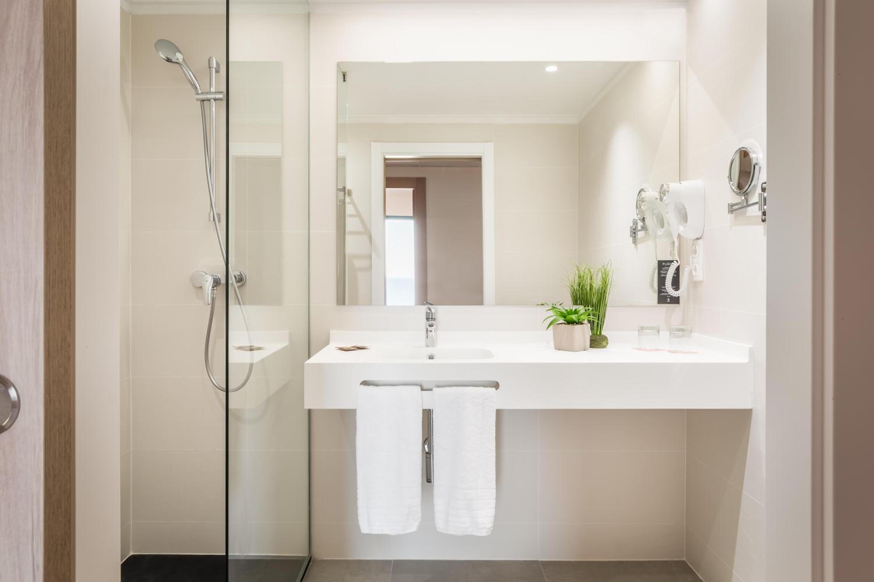 Suite (2 Adults + 2 Children) photo 2