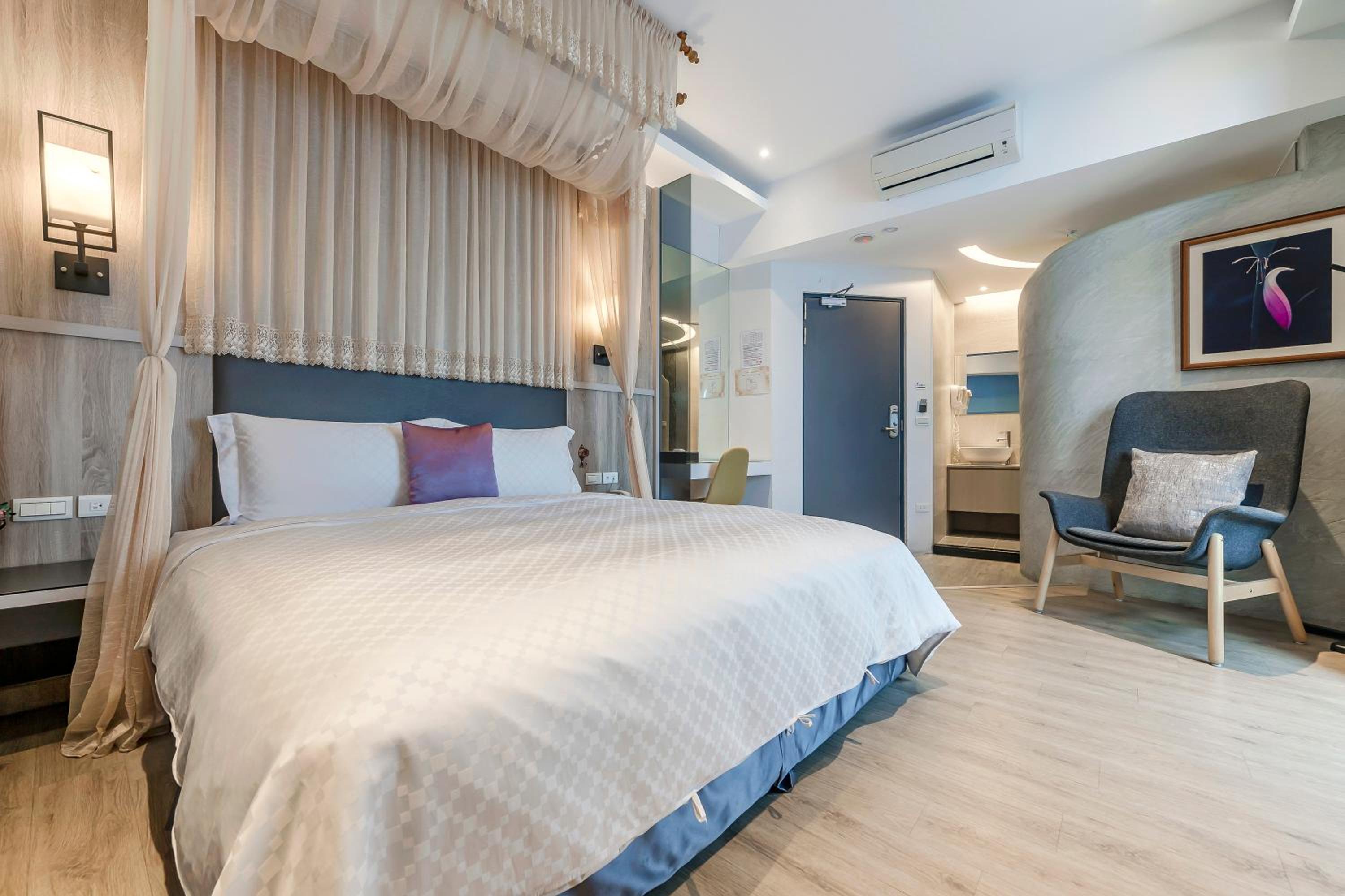 Double Room with Balcony - Photo 9