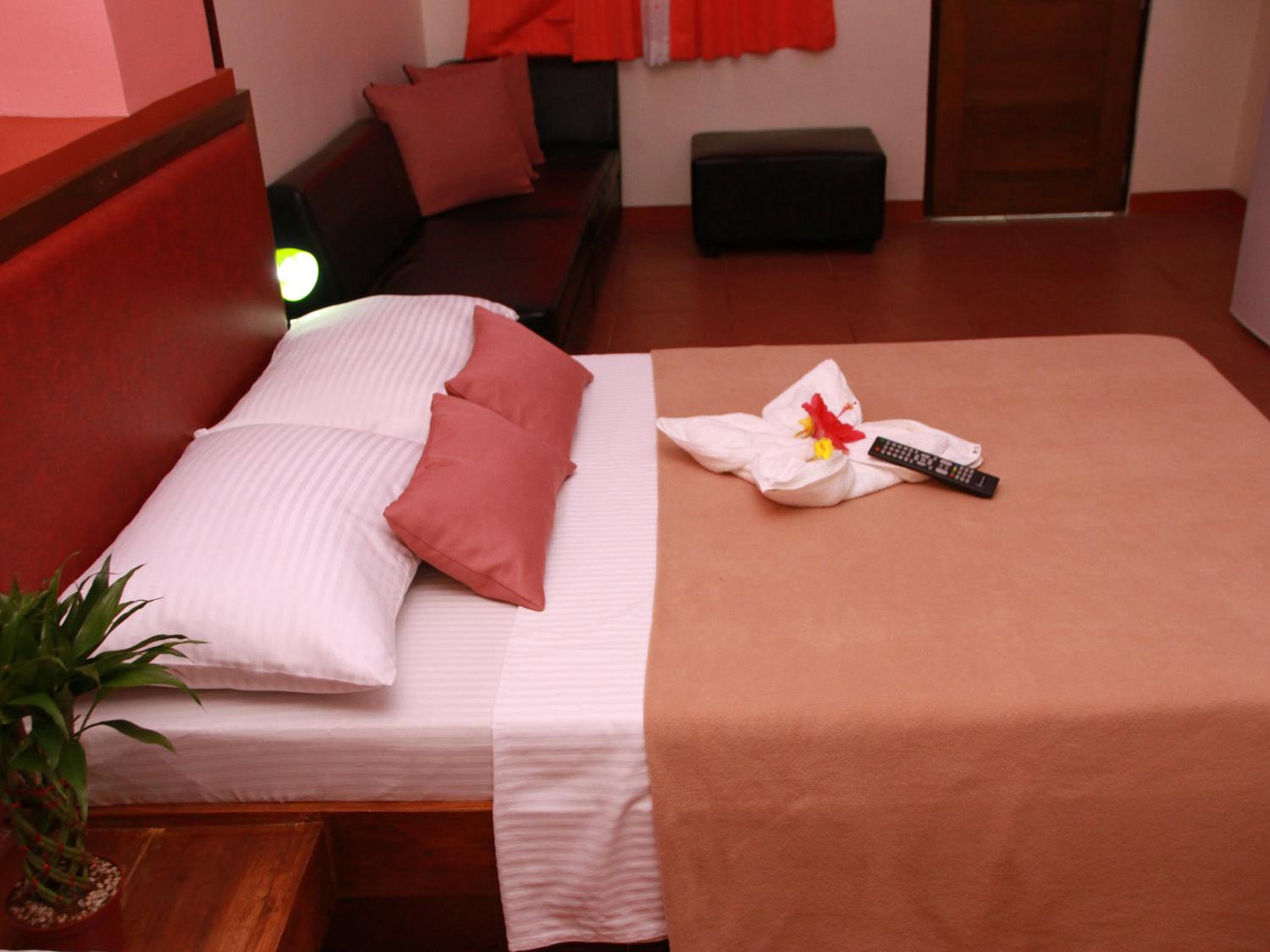 Queen Suite with Pool View - Photo 2