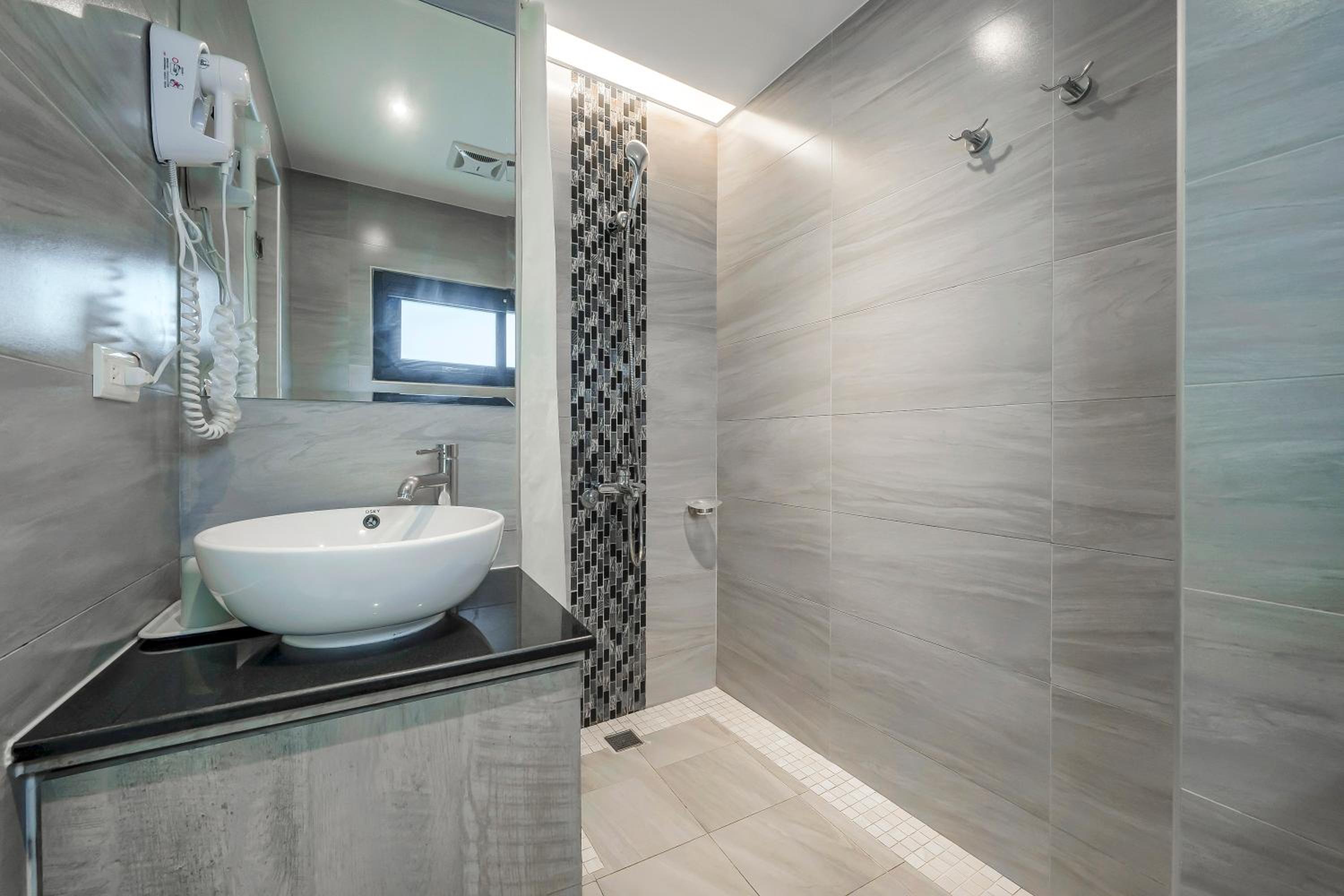 Double Room with Balcony - Photo 13