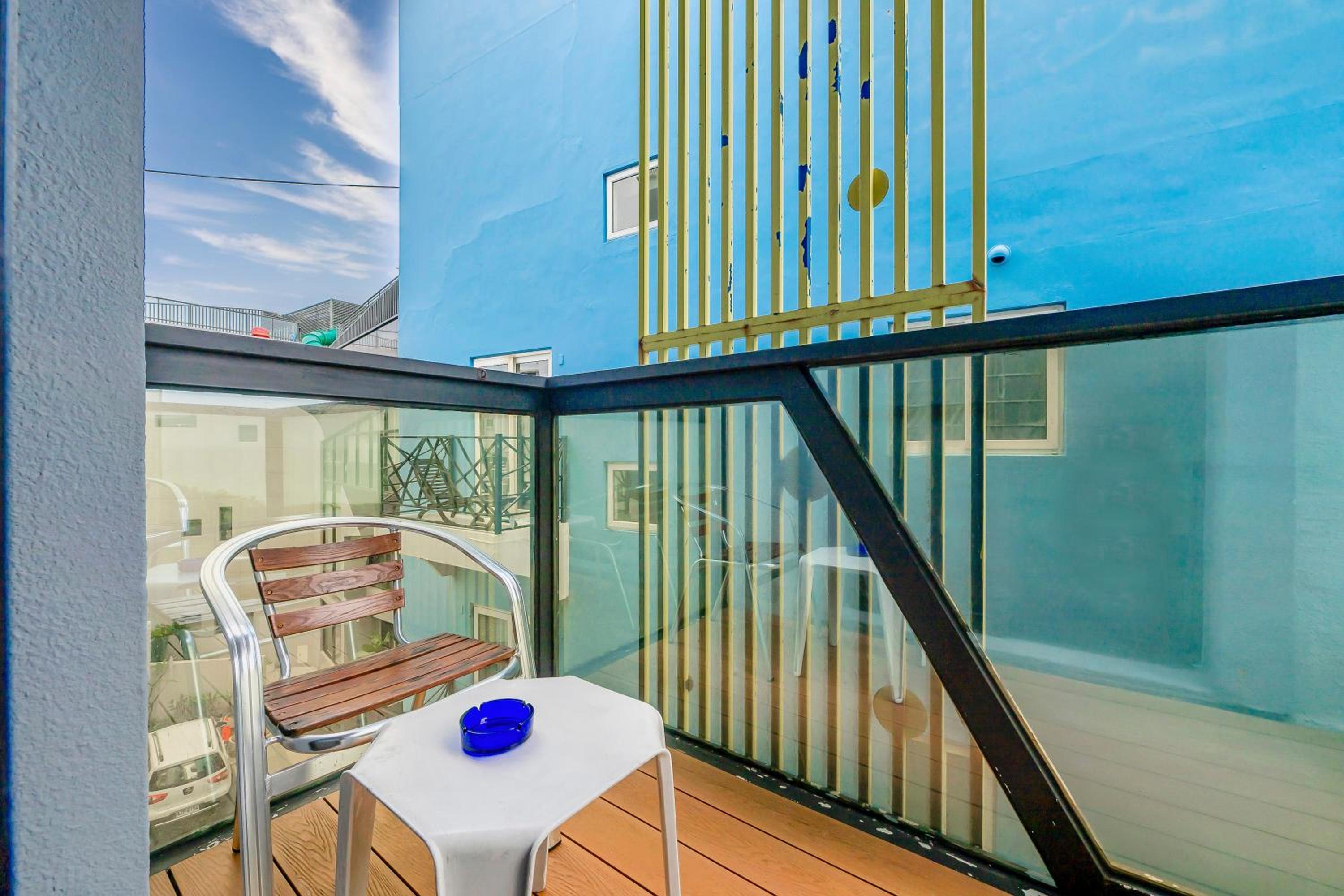 Double Room with Balcony - Photo 10