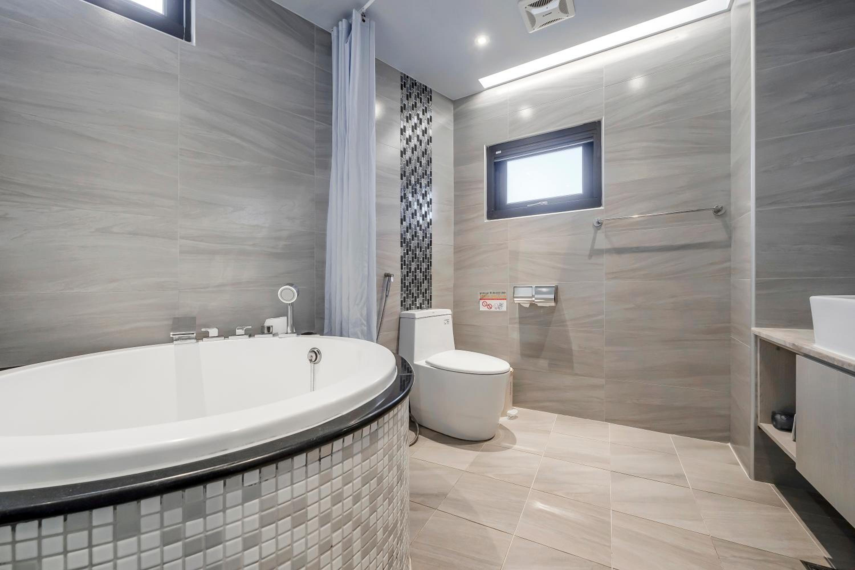 Triple Room with Balcony - Photo 8