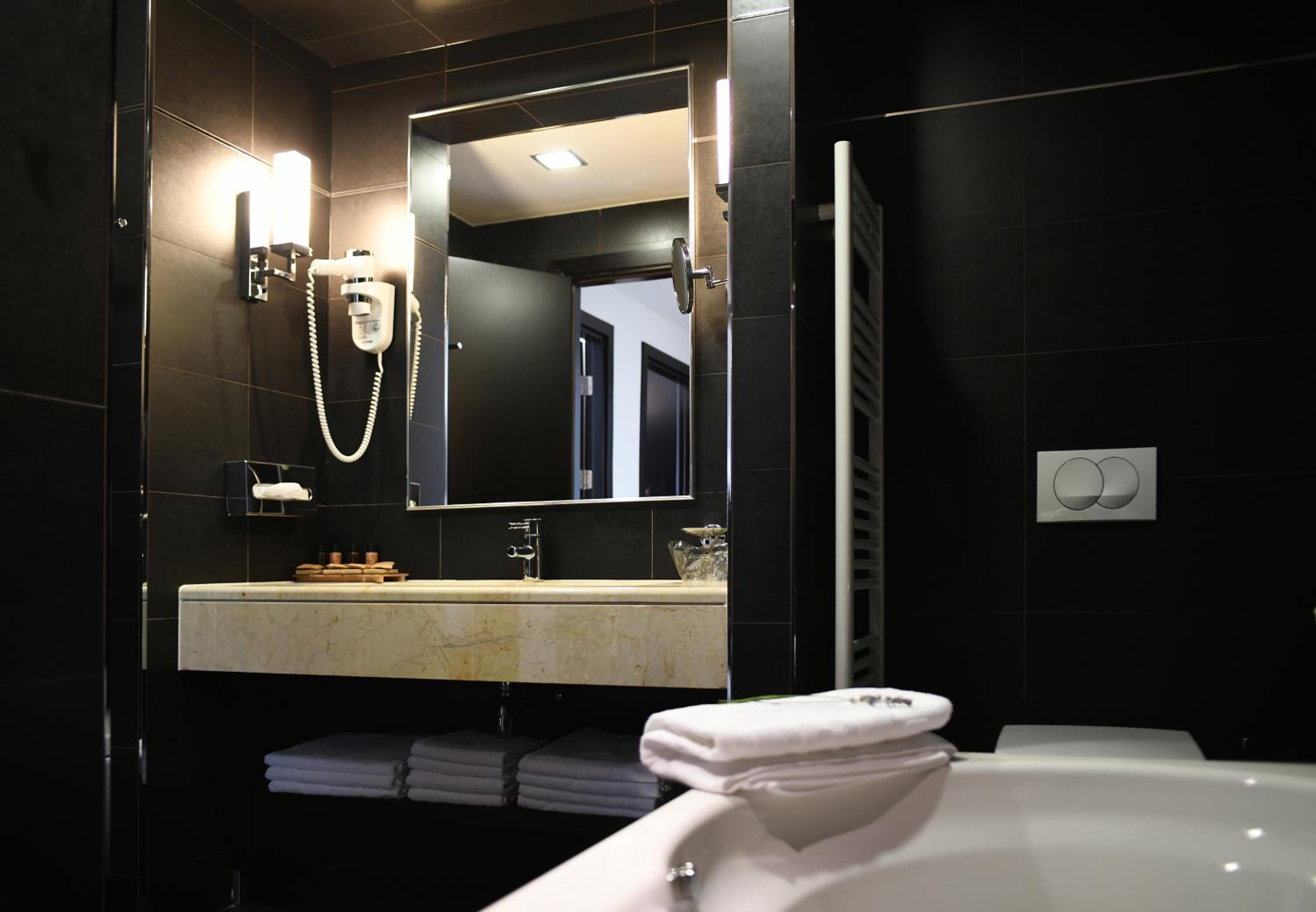 Suite with Balcony and Side Sea View - Photo 8