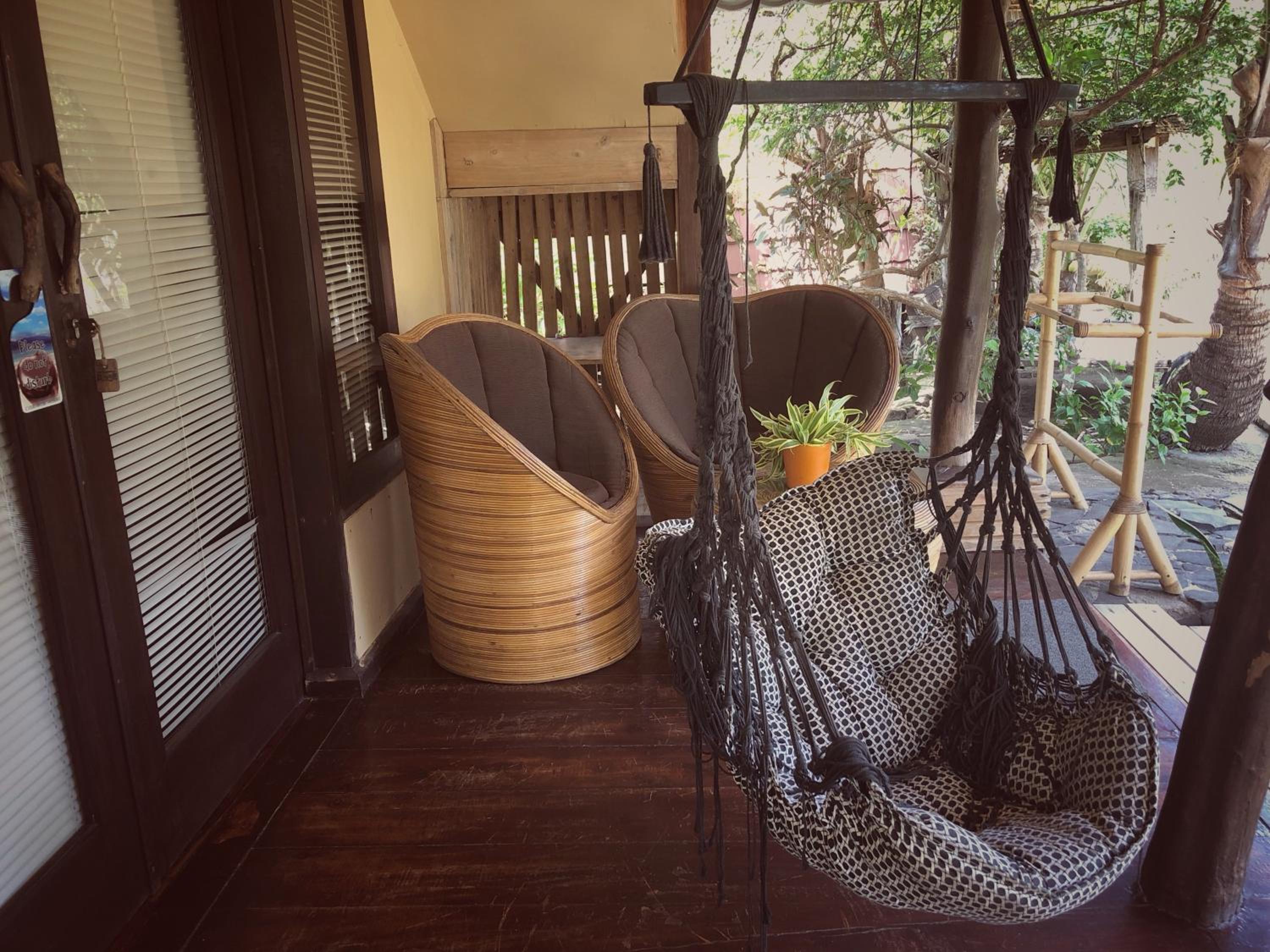 Superior Traditional Bungalow - Photo 2