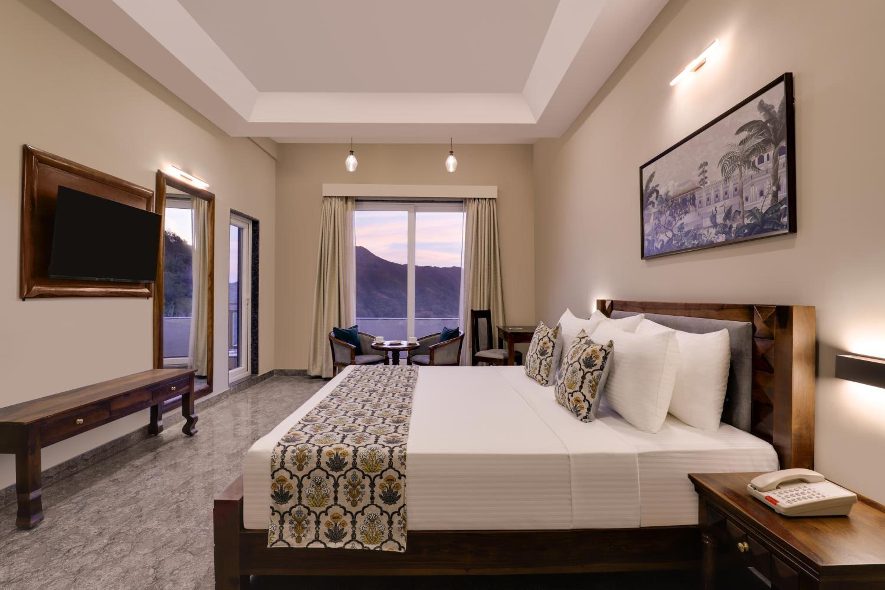 Deluxe King Room (Complimentary Welcome Drink on arrival) - Photo 7