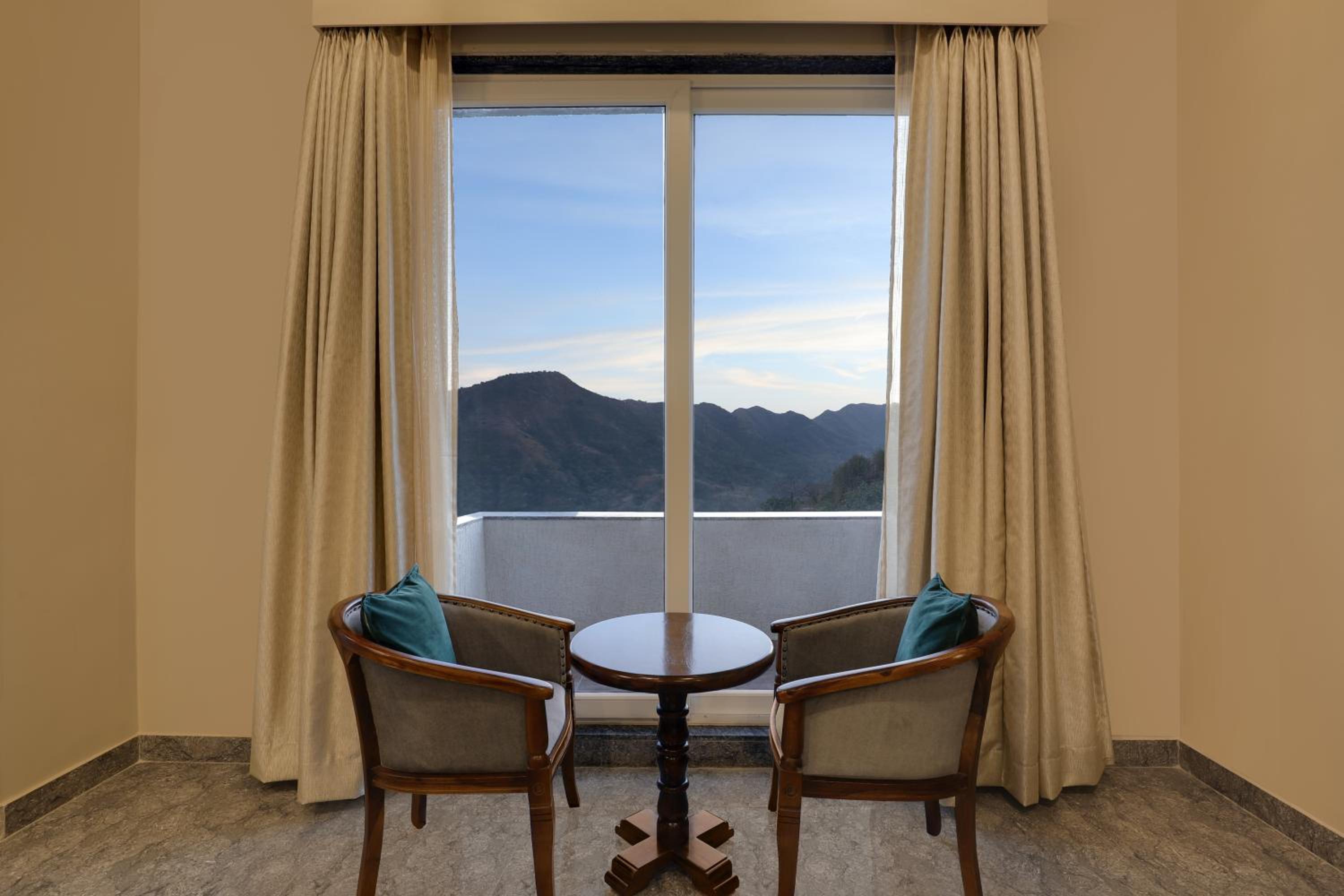 Deluxe King Room (Complimentary Welcome Drink on arrival) - Photo 8