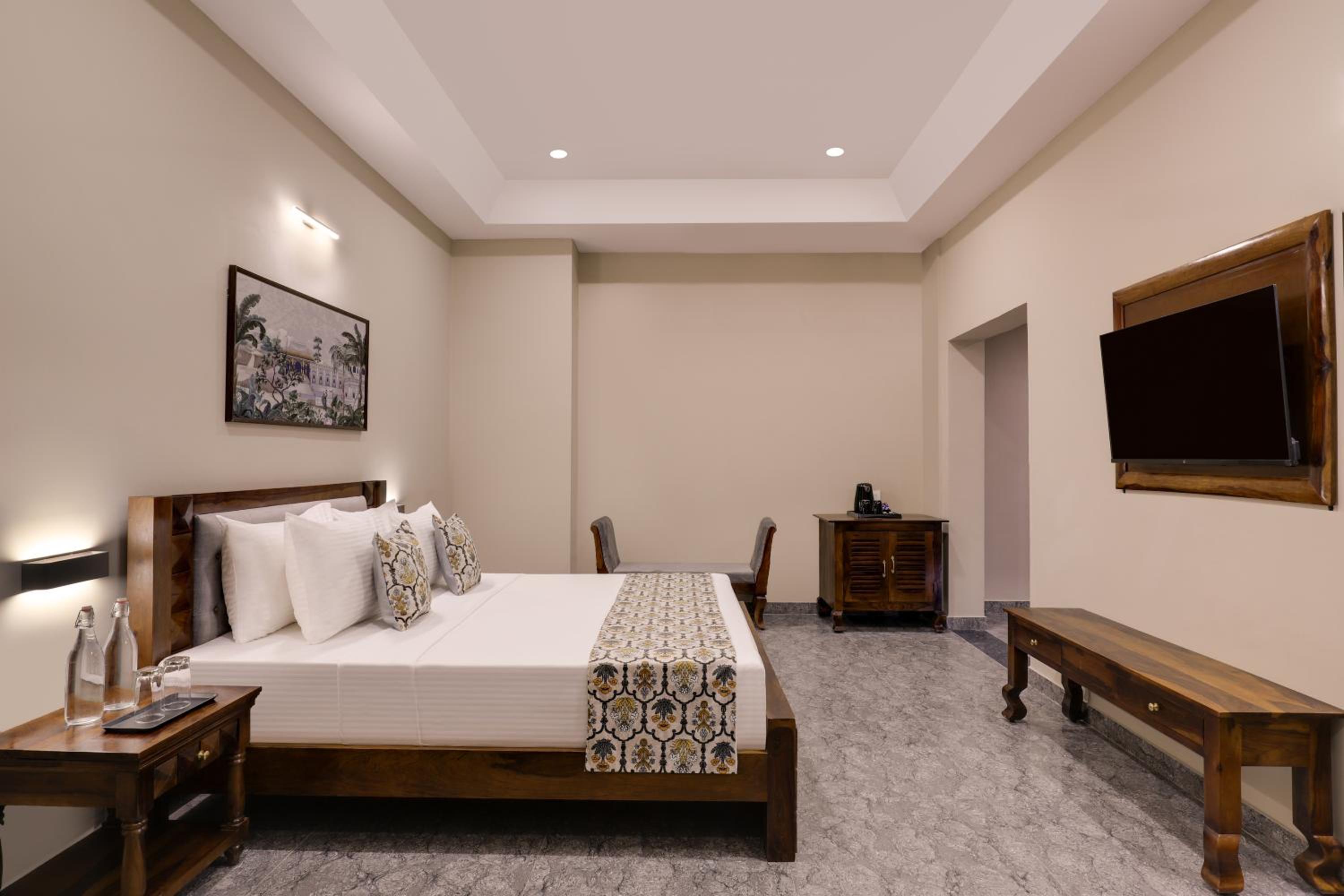 Deluxe King Room (Complimentary Welcome Drink on arrival) - Photo 1