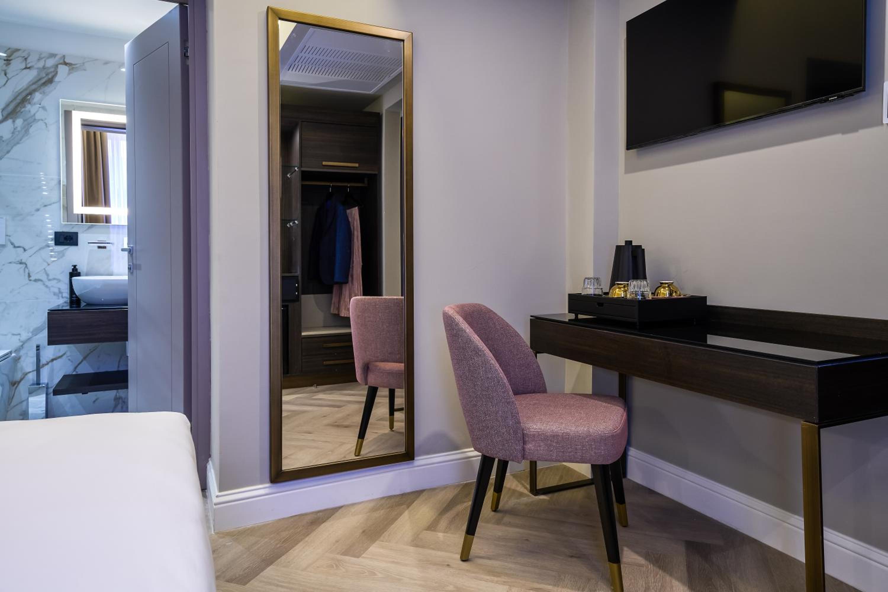 Standard Double Room - Photo 9
