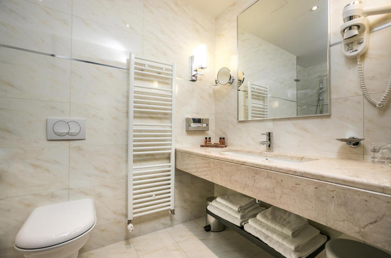Suite with Balcony and Side Sea View - Photo 9