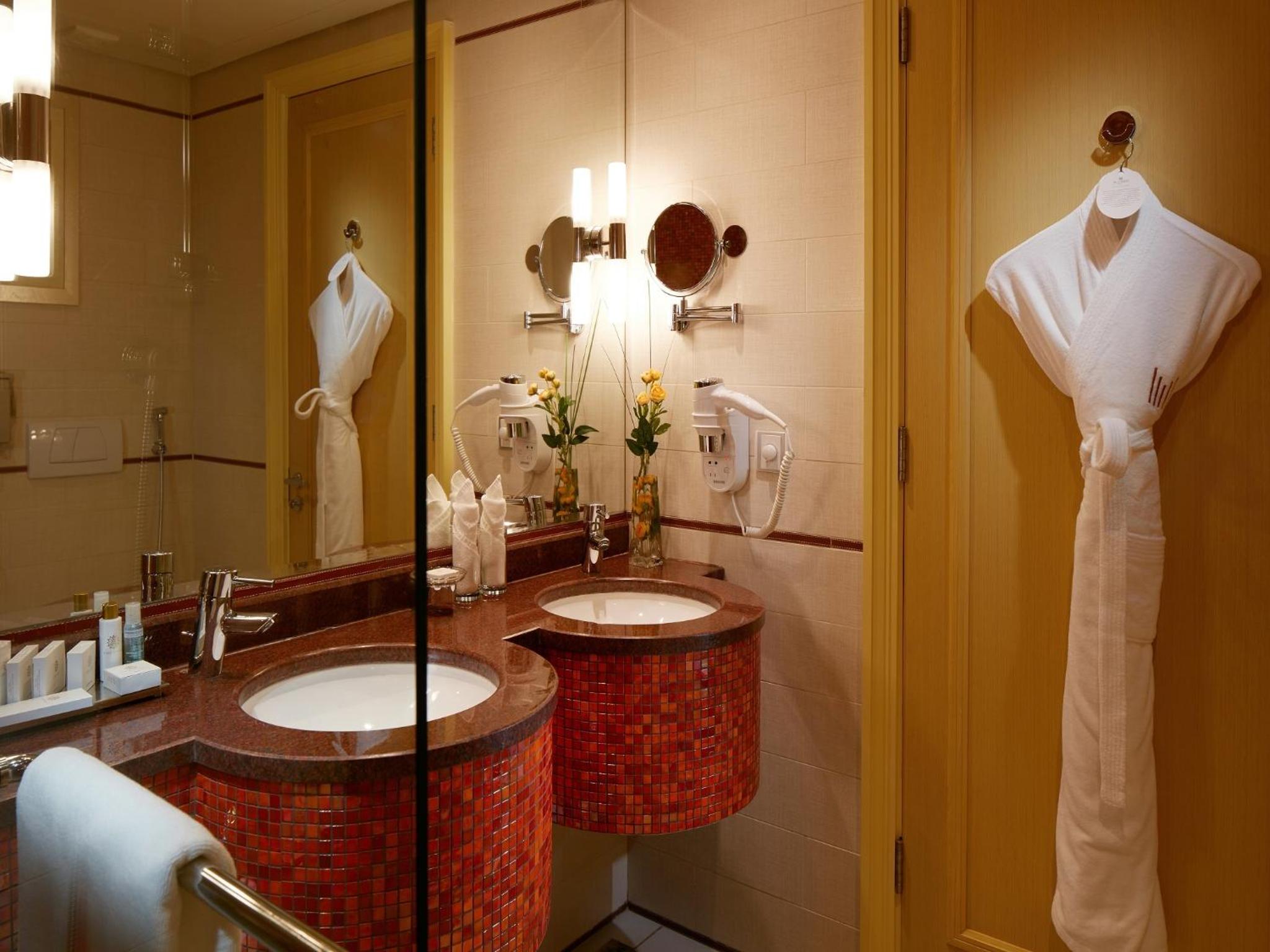 Queen Suite - Photo 2