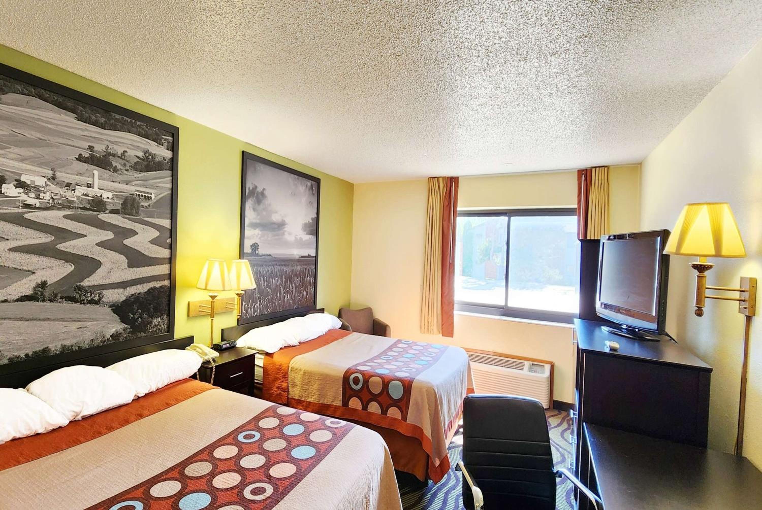 Queen Room with Two Queen Beds - Non-Smoking - Photo 1