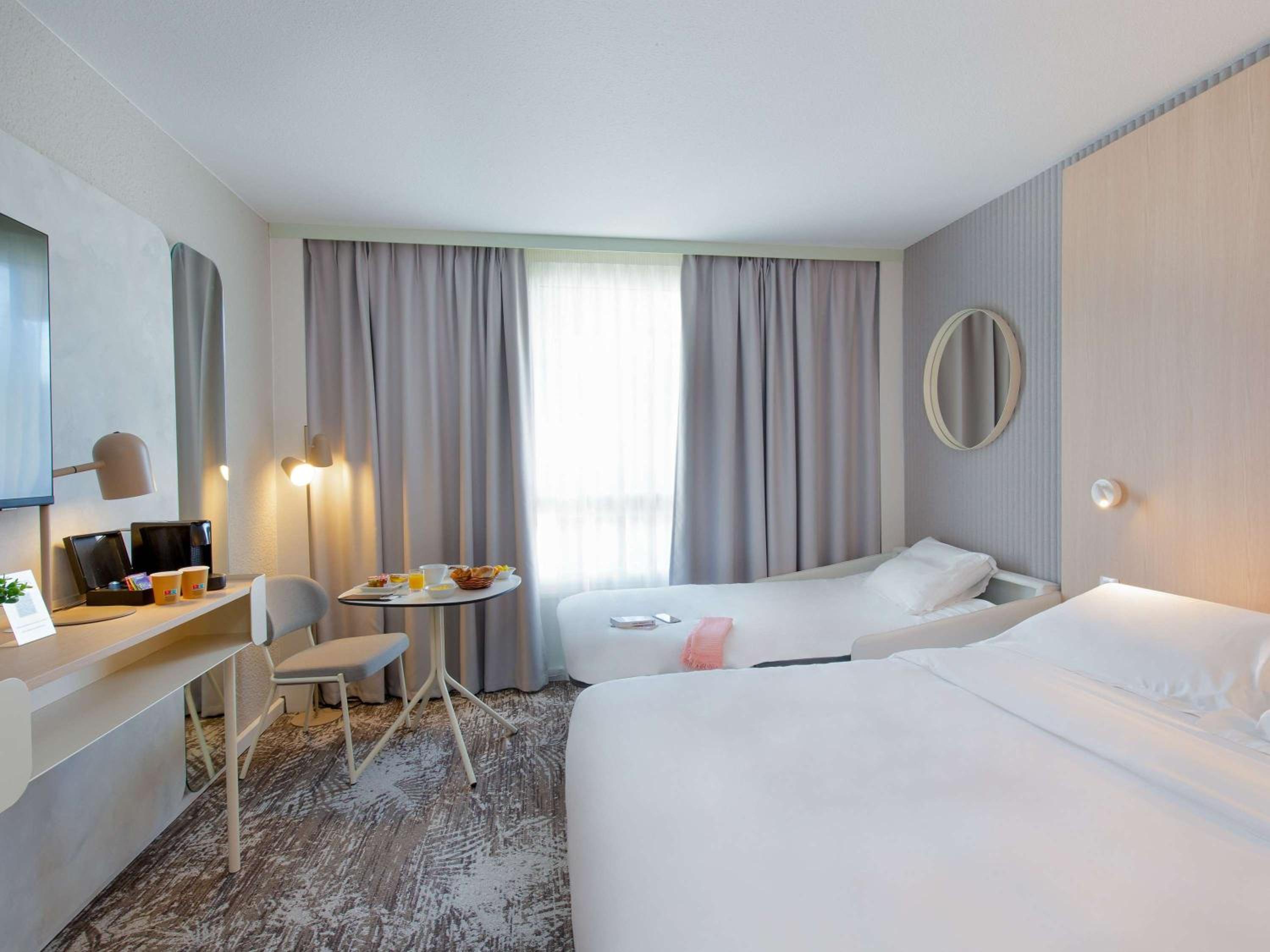 Executive Room with One Double Bed and One Single Sofa Bed  photo 2