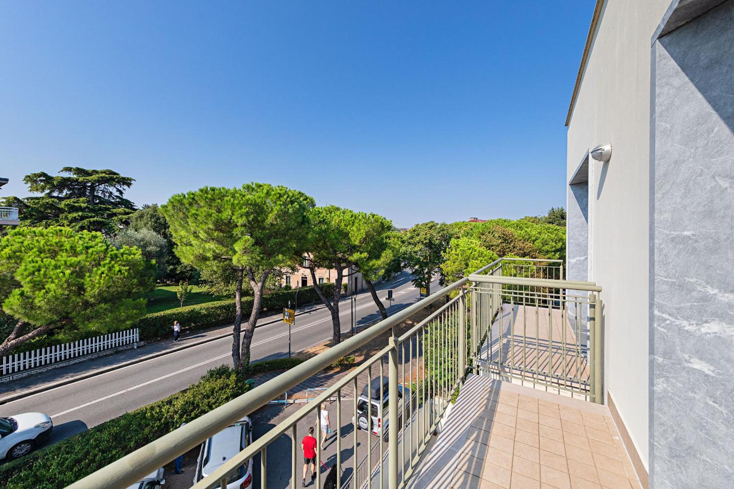 Studio Apartment With Balcony photo 2