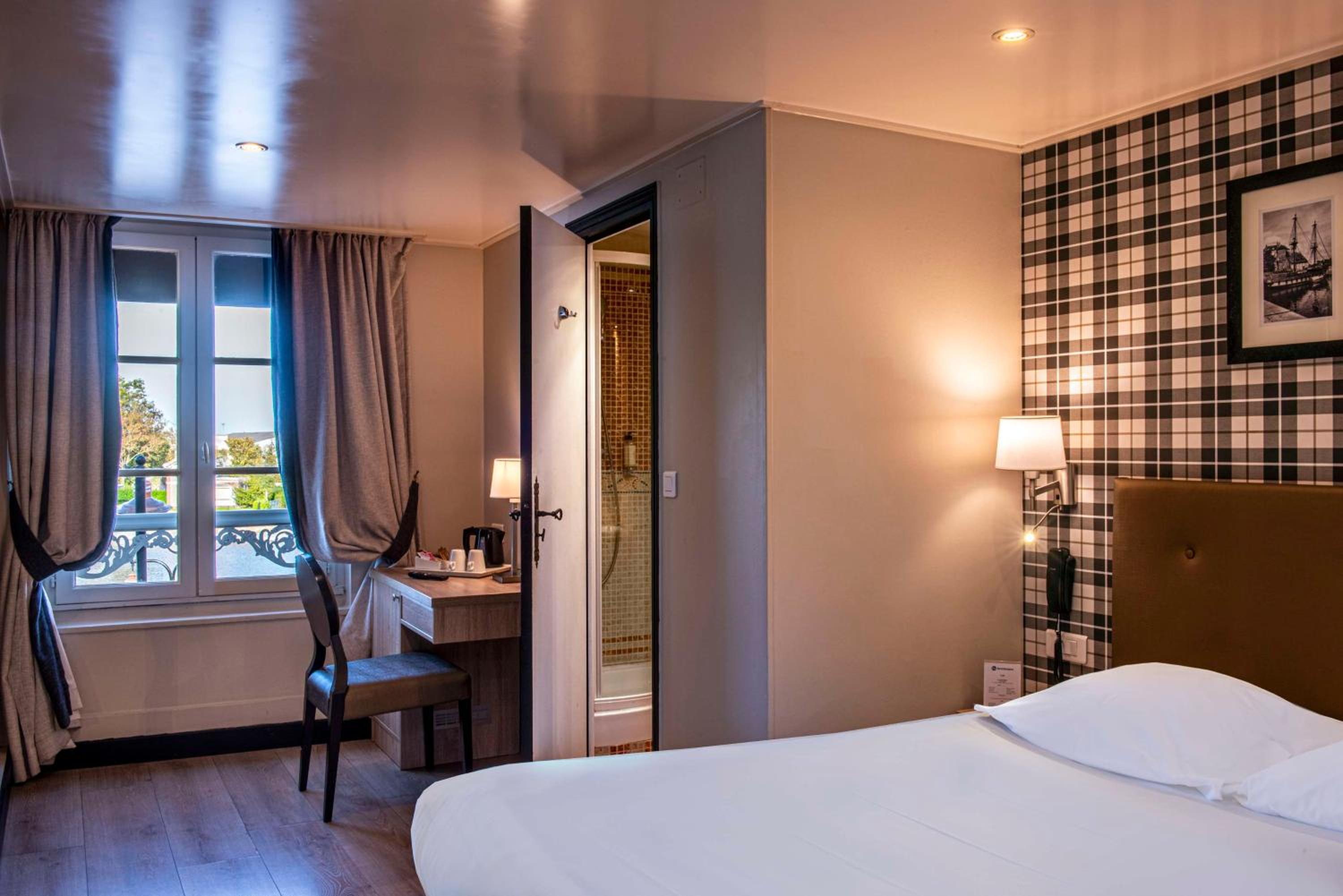 Small Standard Double Room with Harbor Entrance View - Non-Smoking