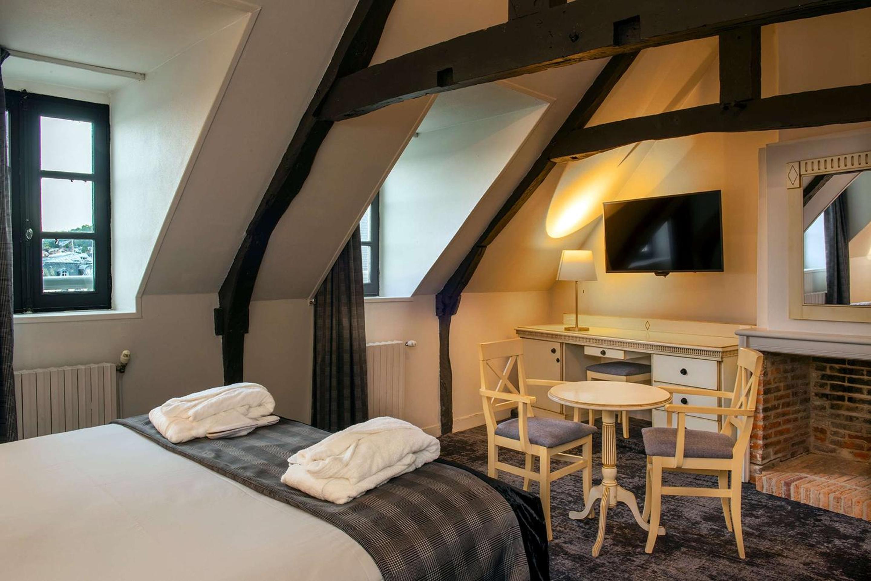 Junior Queen Suite with Sofa Bed and Spa Bath - Harbor View/Non-Smoking
