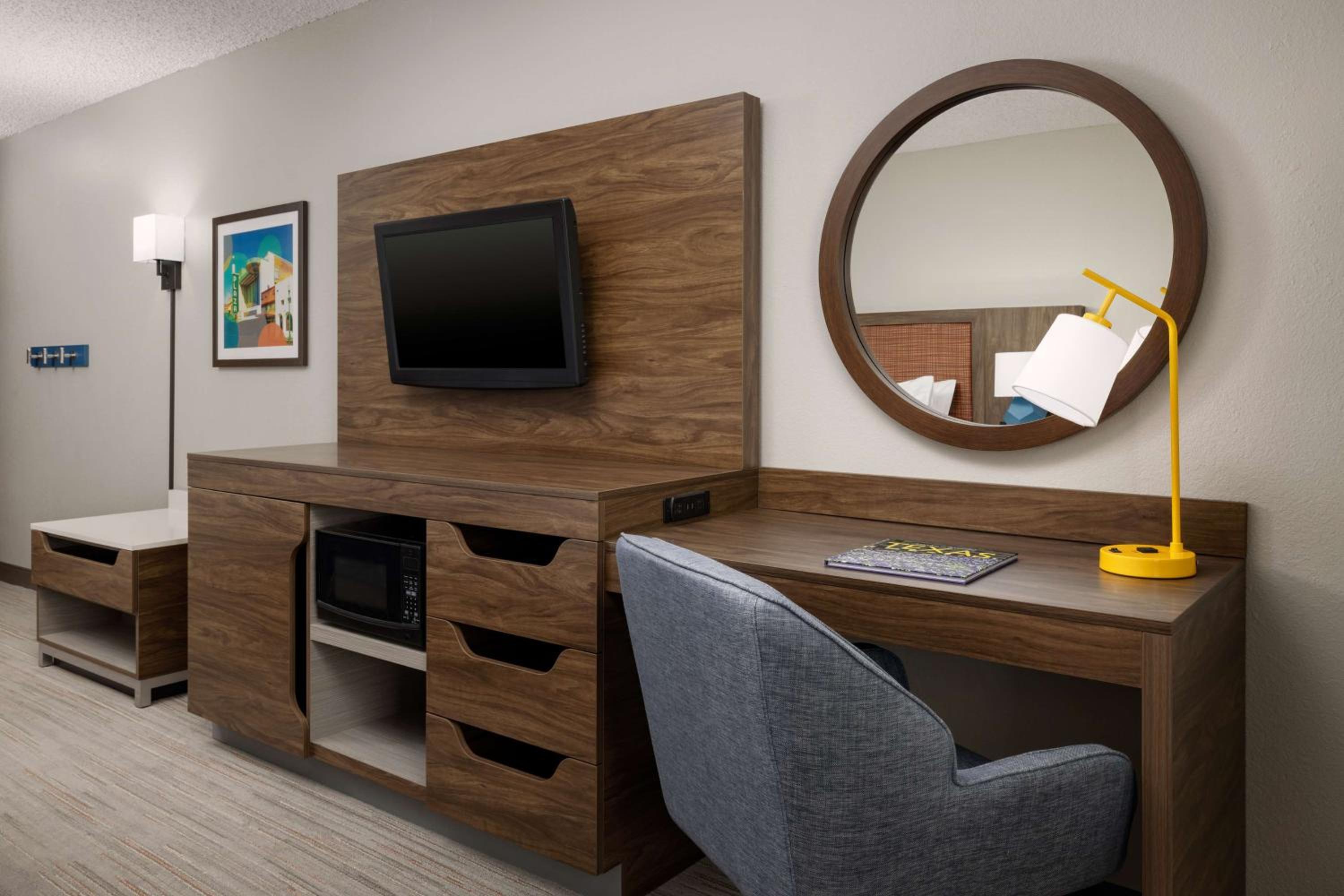 King Room with Sofa Bed and Study - Non-Smoking - Photo 5