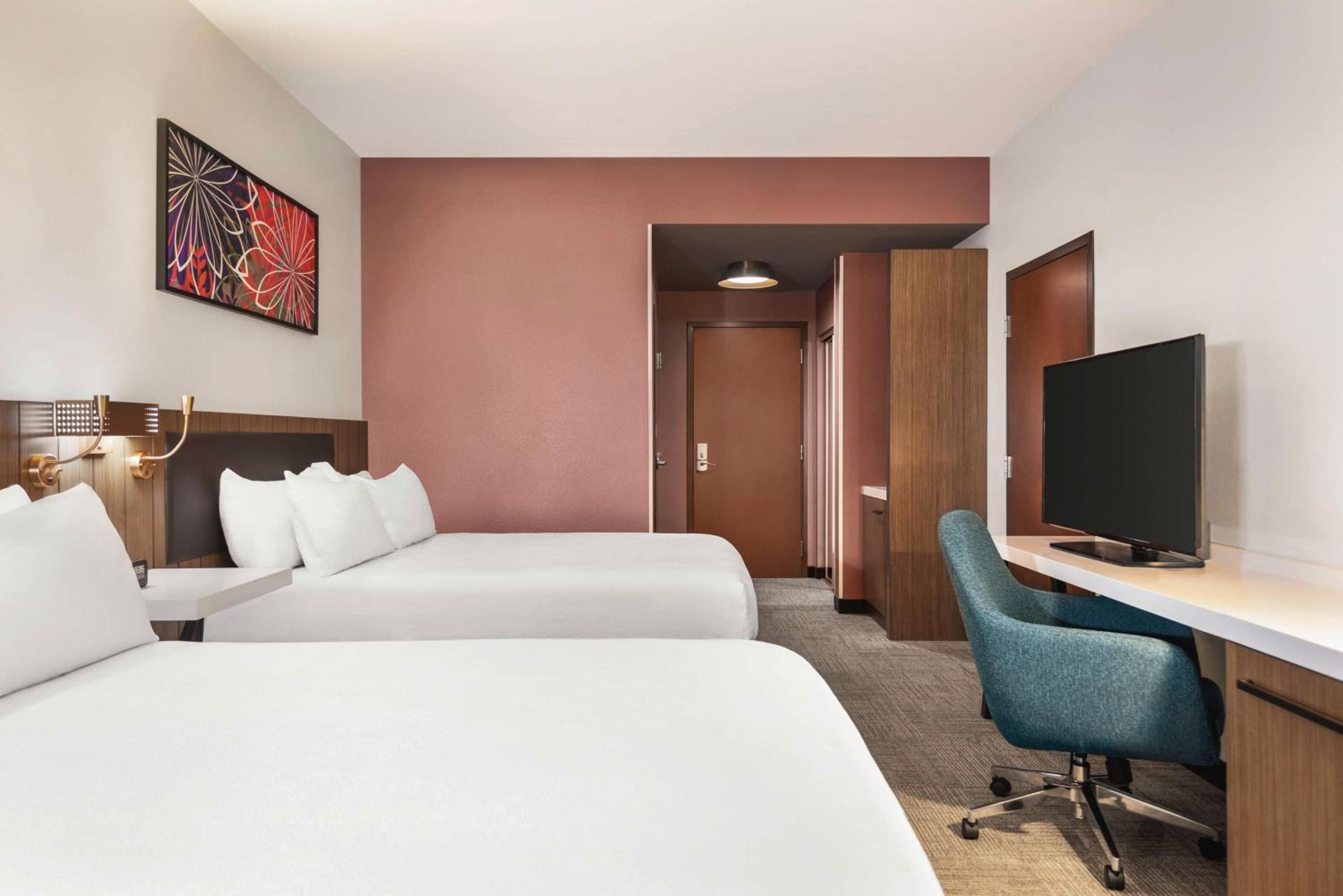 Queen Room with Two Queen Beds - Photo 2