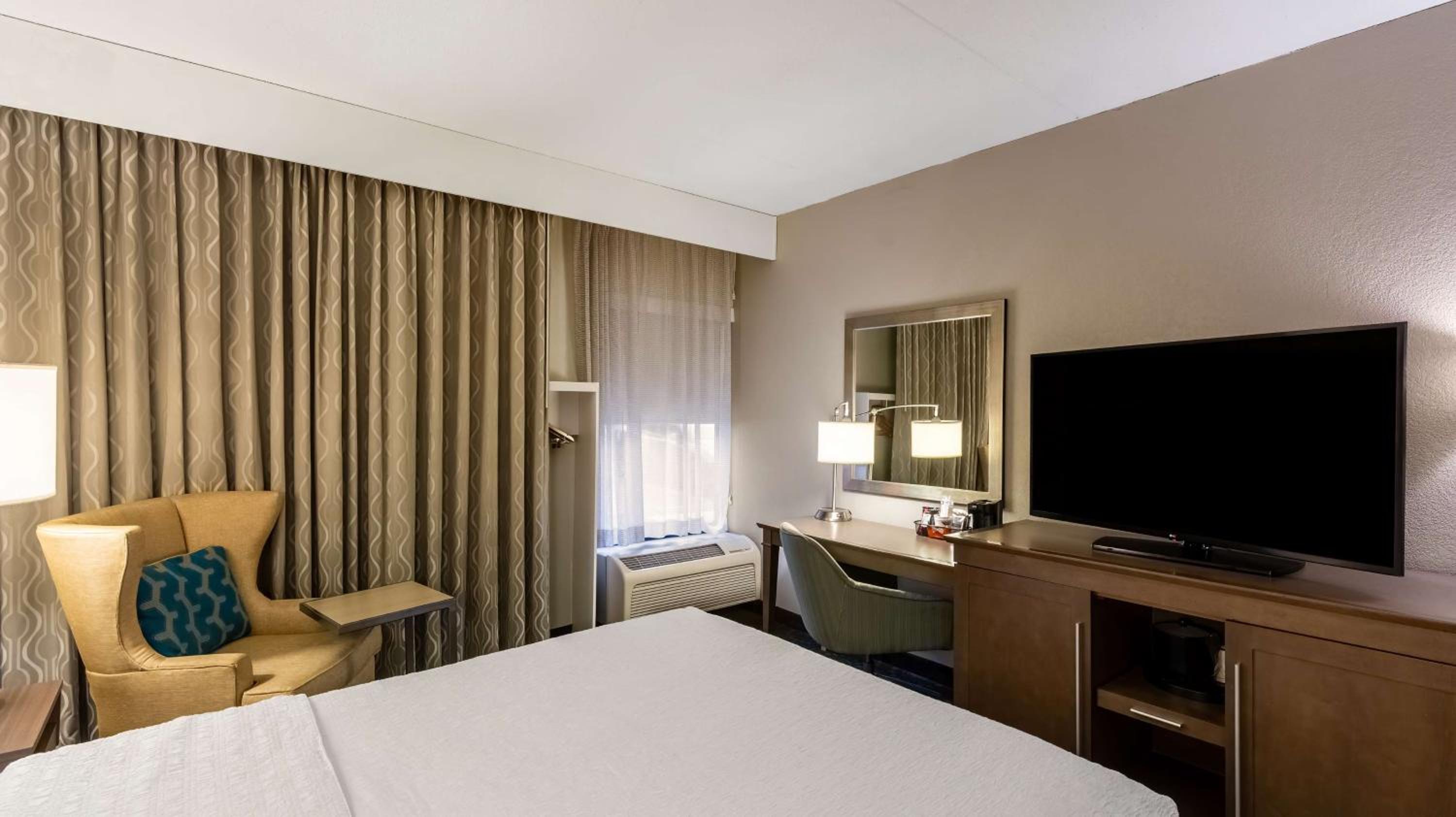 Queen Room with Mobility Access/Non-Smoking - Photo 2