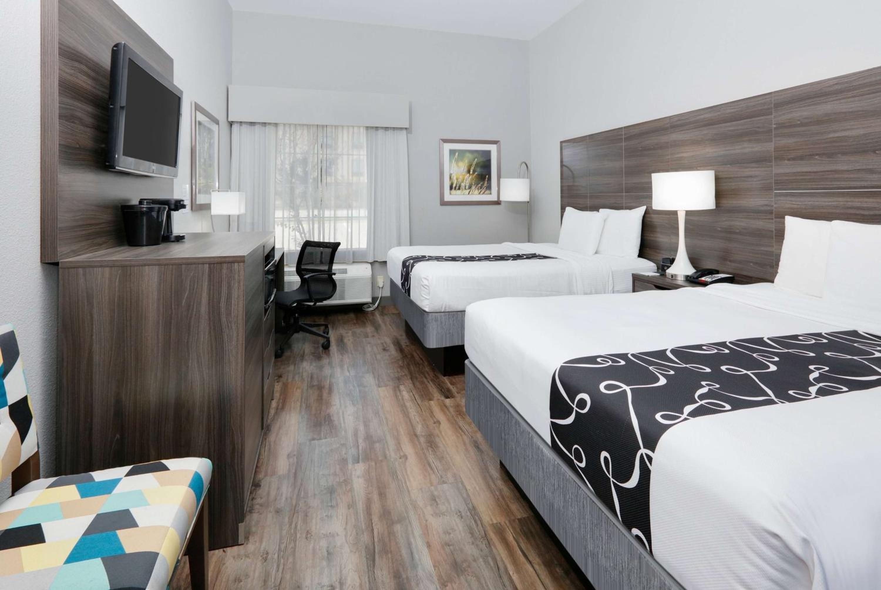 Two Queen Beds - Non-Smoking - Photo 1