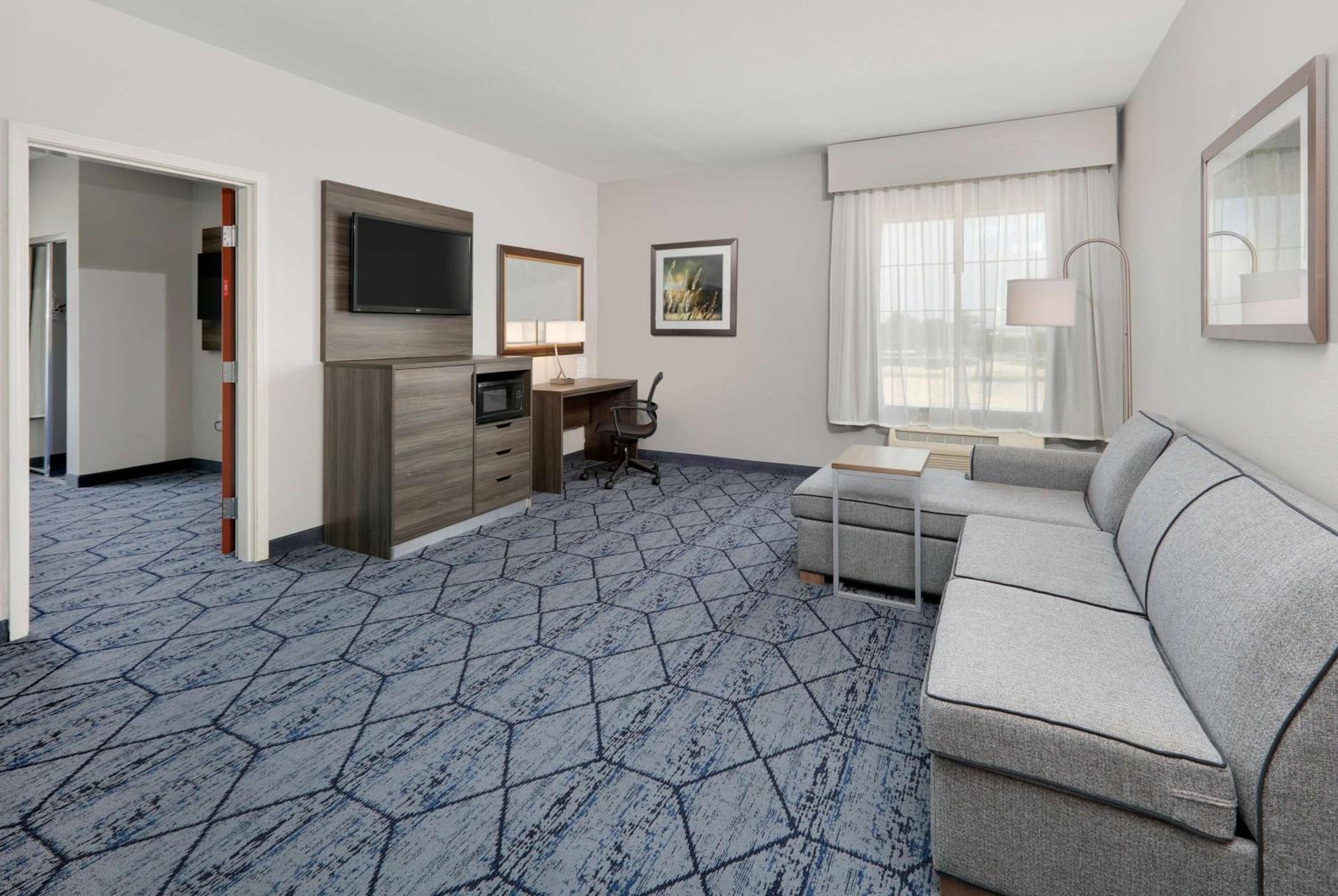 1 King, Deluxe Mobility/Hearing Accessible Room, Bathtub w/ Grab Bars, Non-Smoking - Photo 1