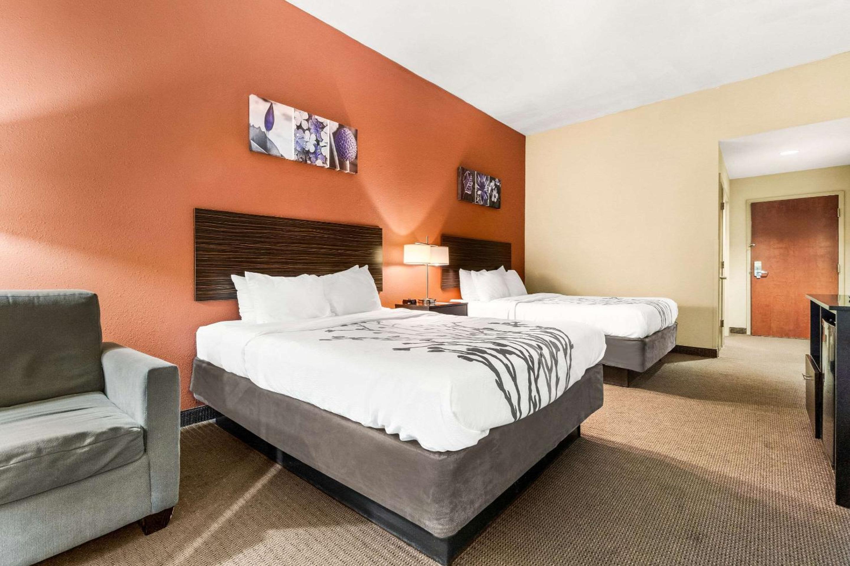 Queen Room with Two Queen Beds - Non-Smoking photo 2