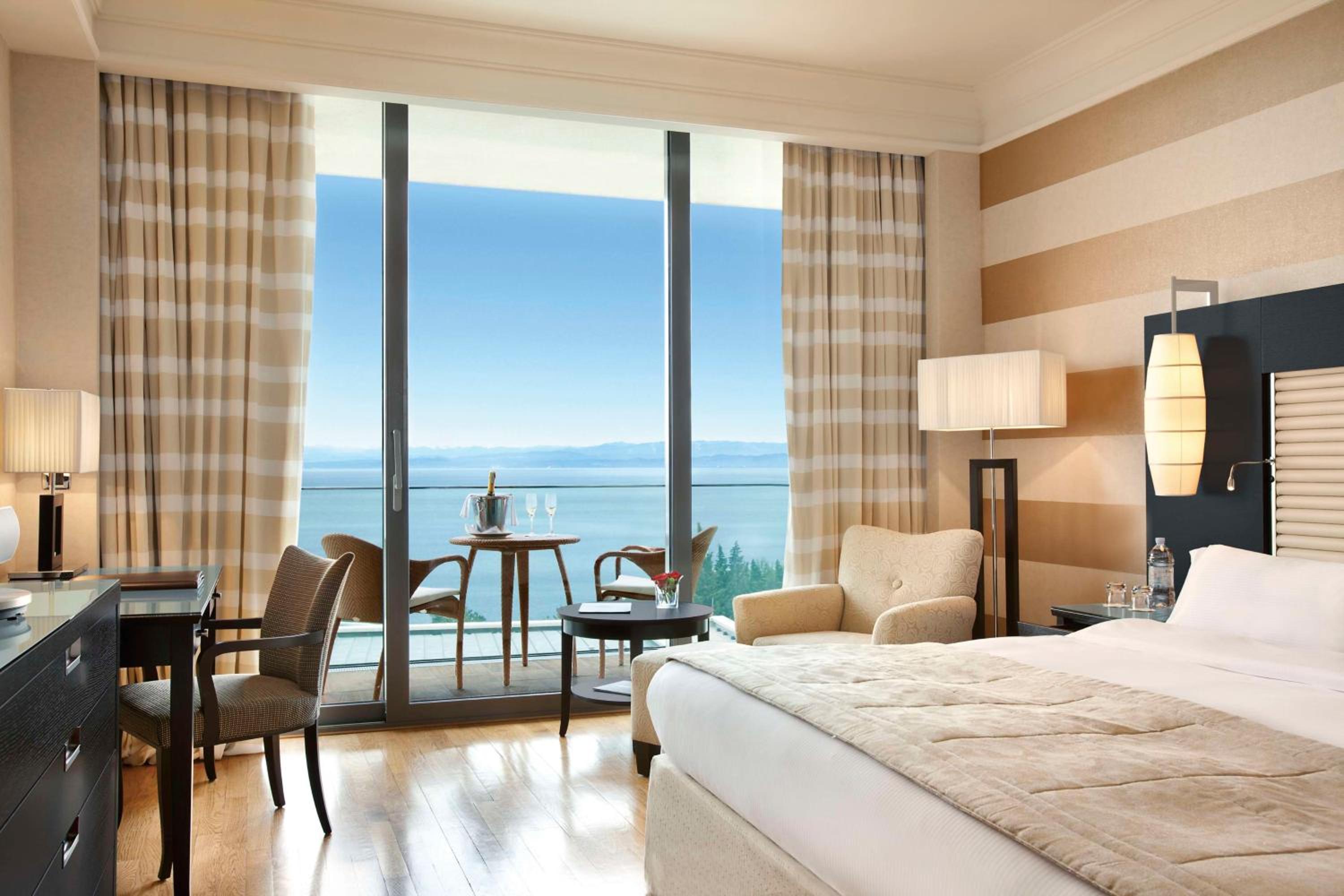 Deluxe Seafront View Room