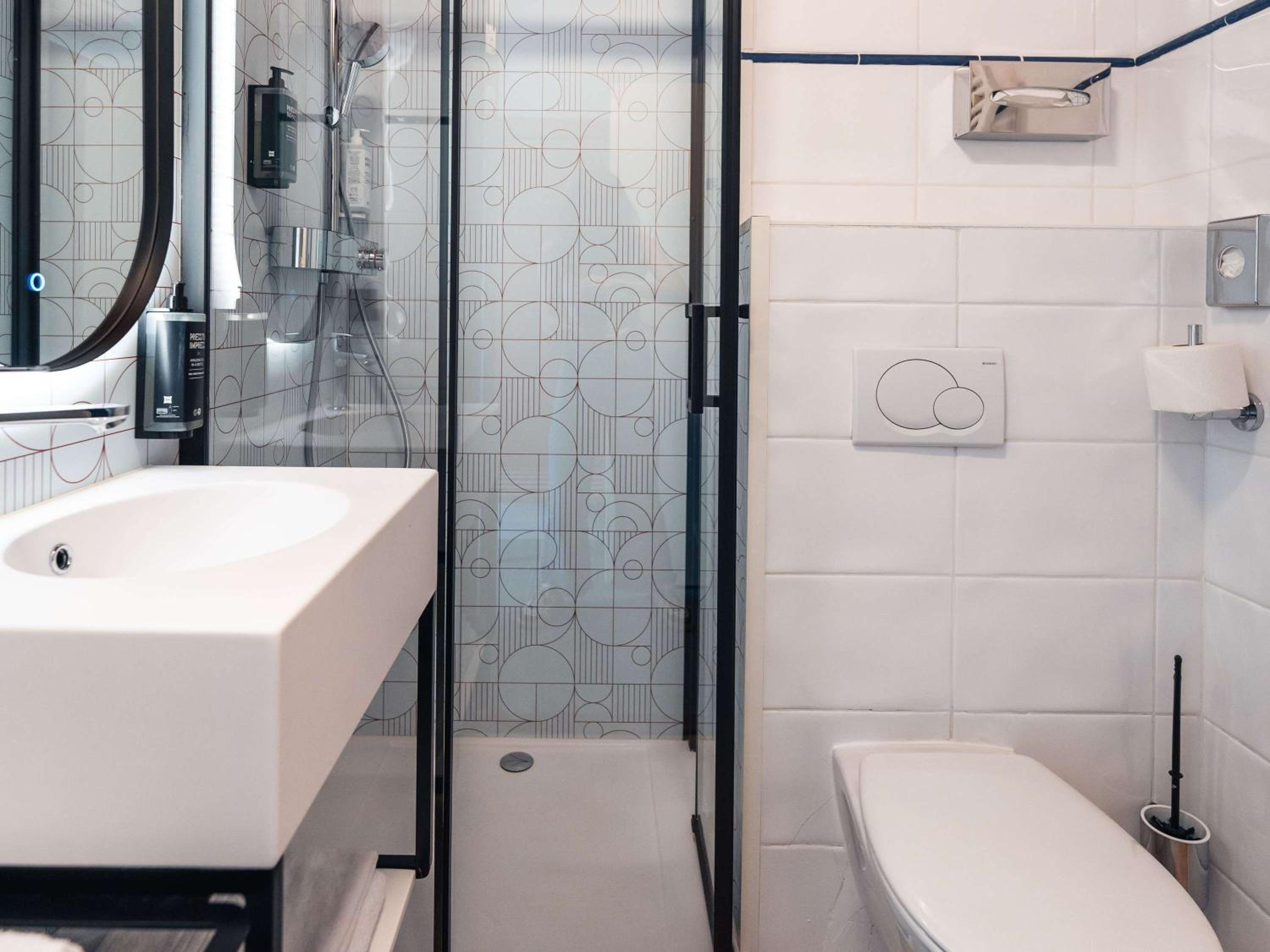 Standard Twin Room thumbnail 6