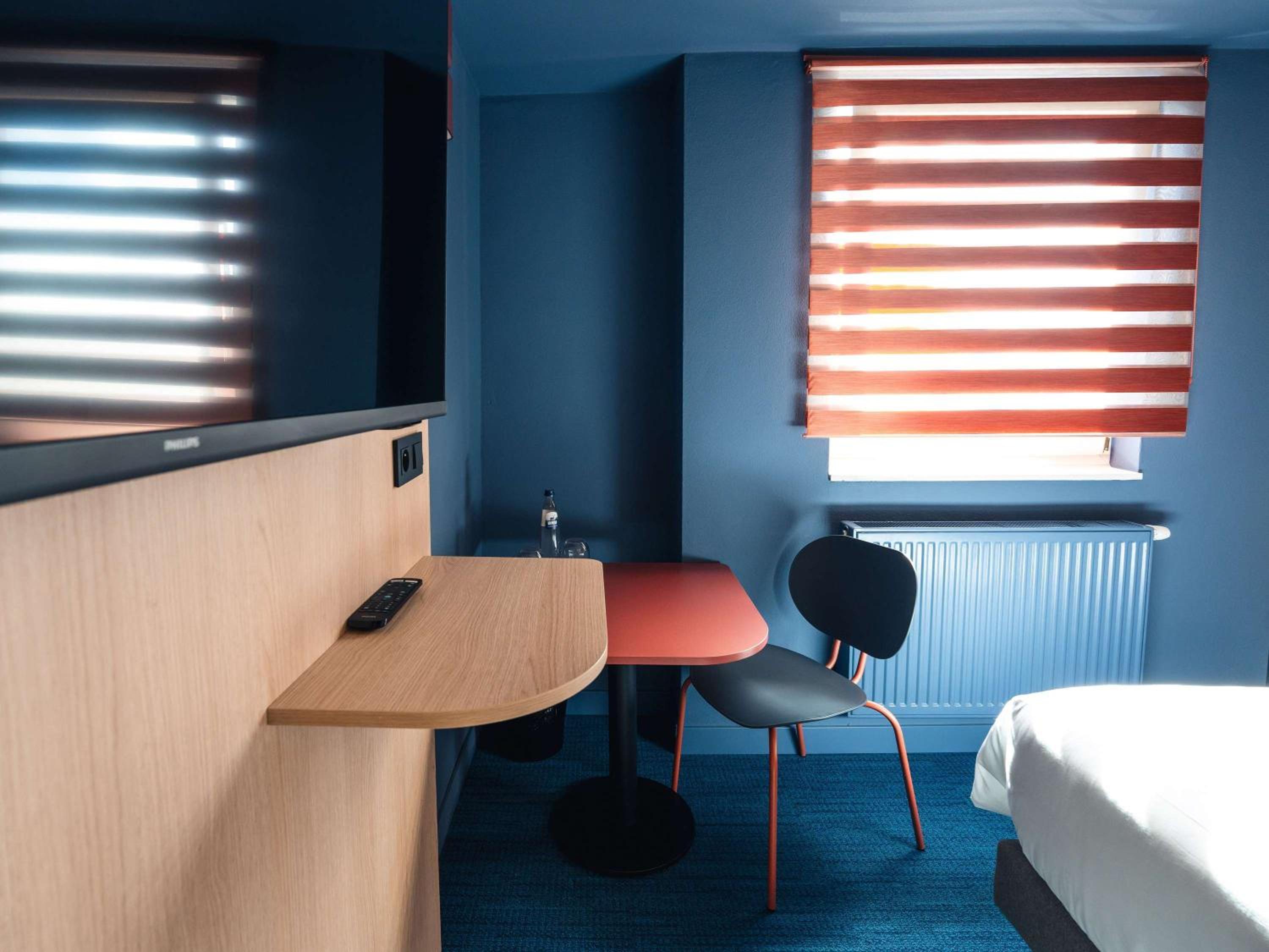 Standard Twin Room thumbnail 5