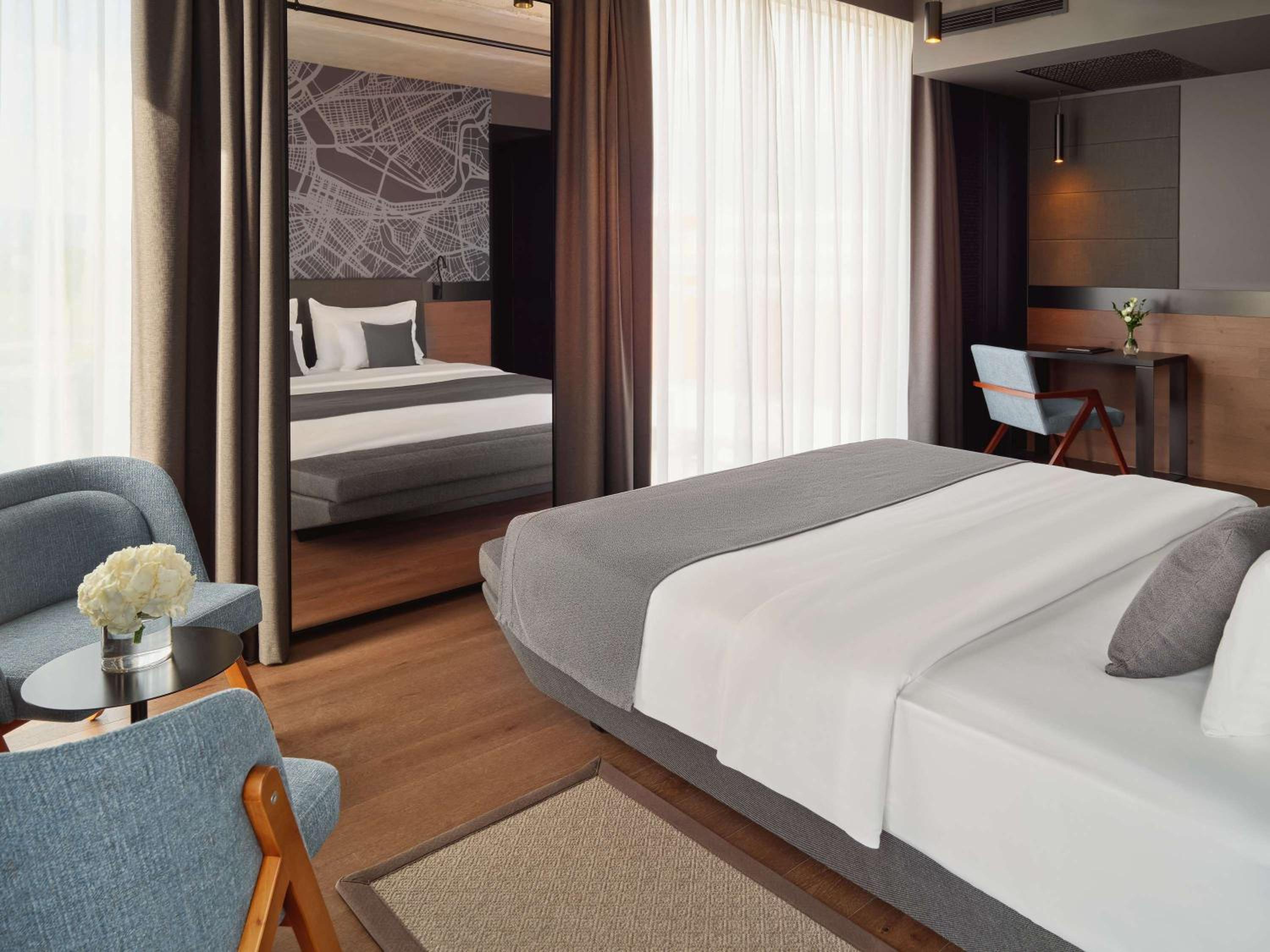 Deluxe Room with King Bed - Photo 5