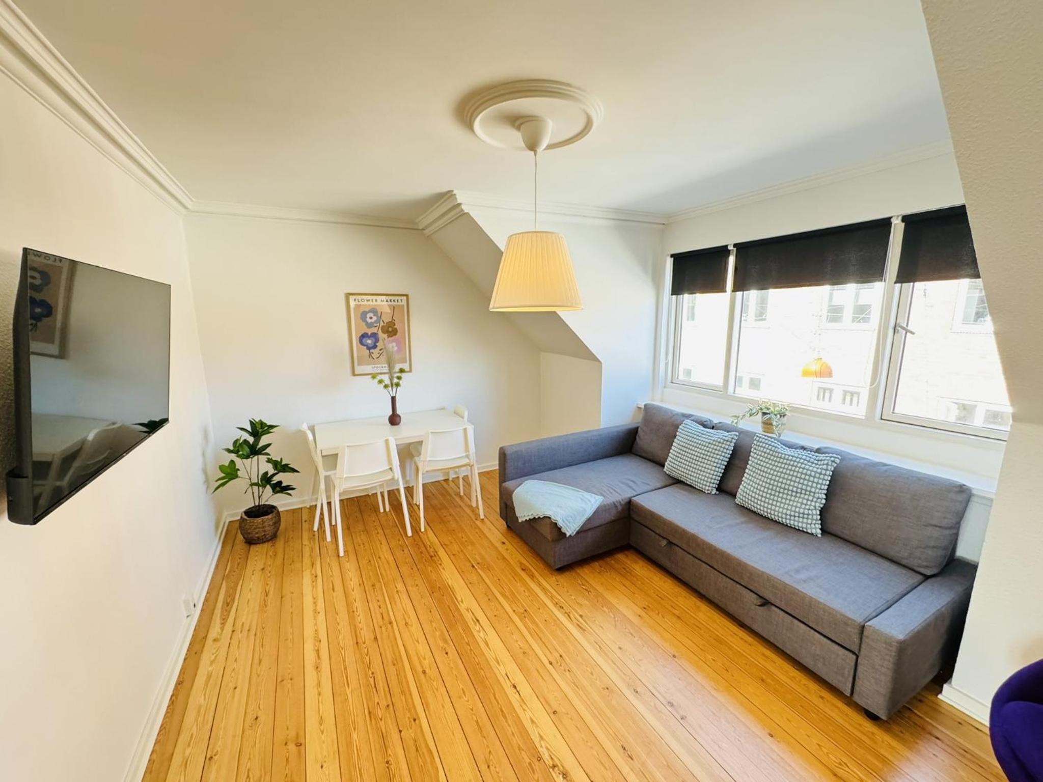Apartment with Balcony photo 3