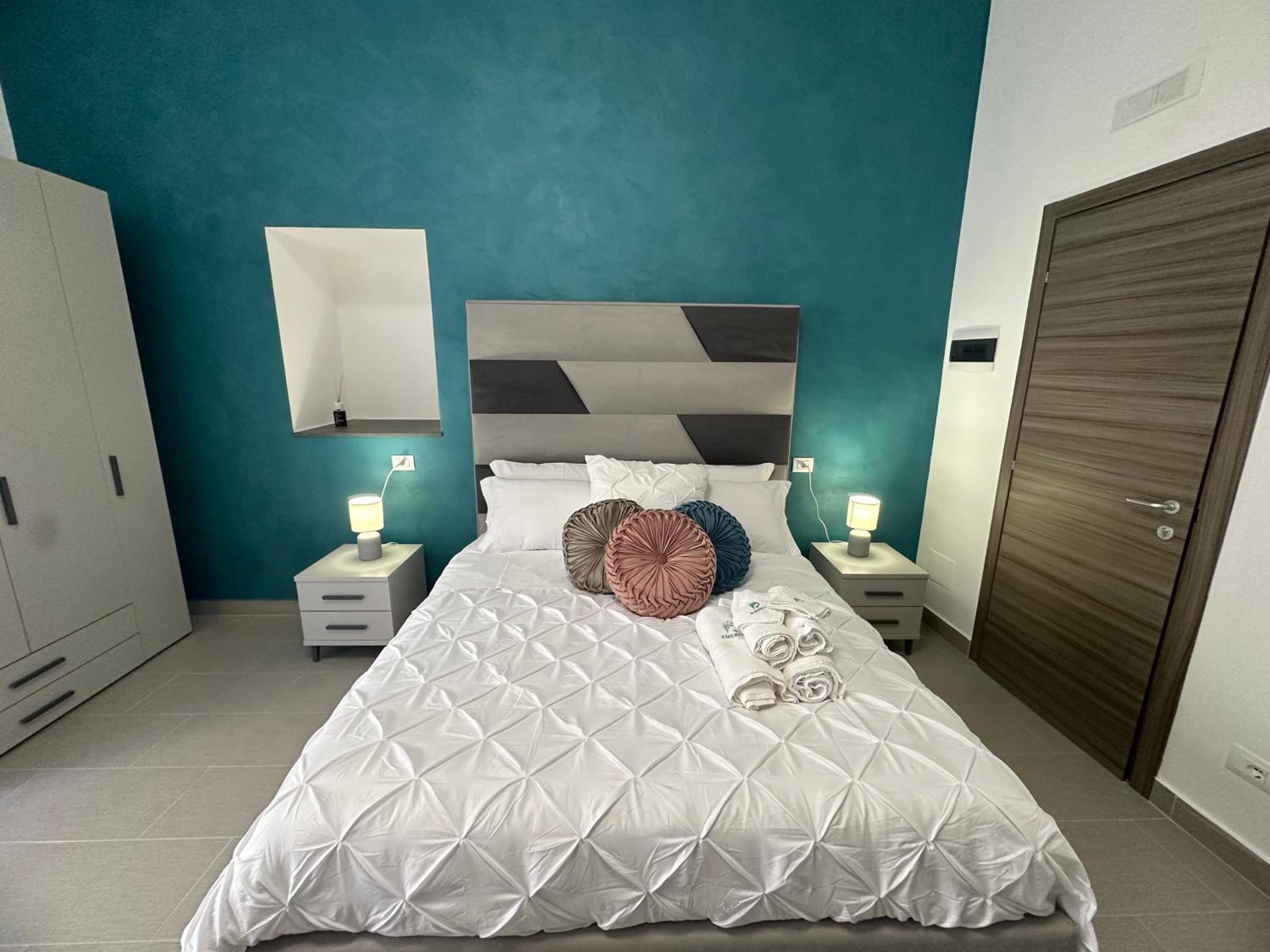 Queen Room with Balcony - Photo 10