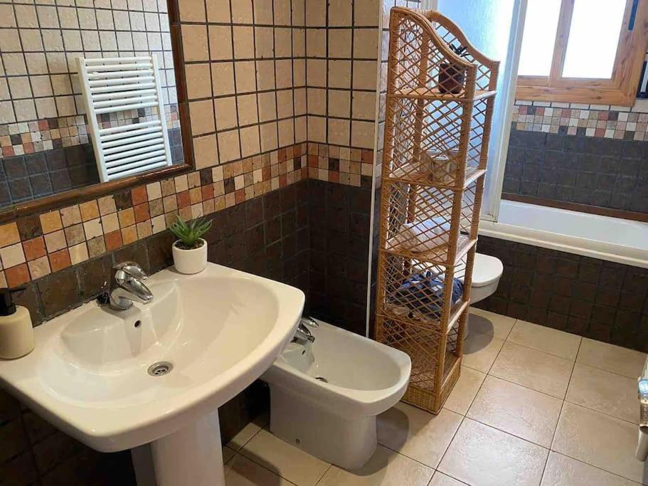 Six-Bedroom House photo 2