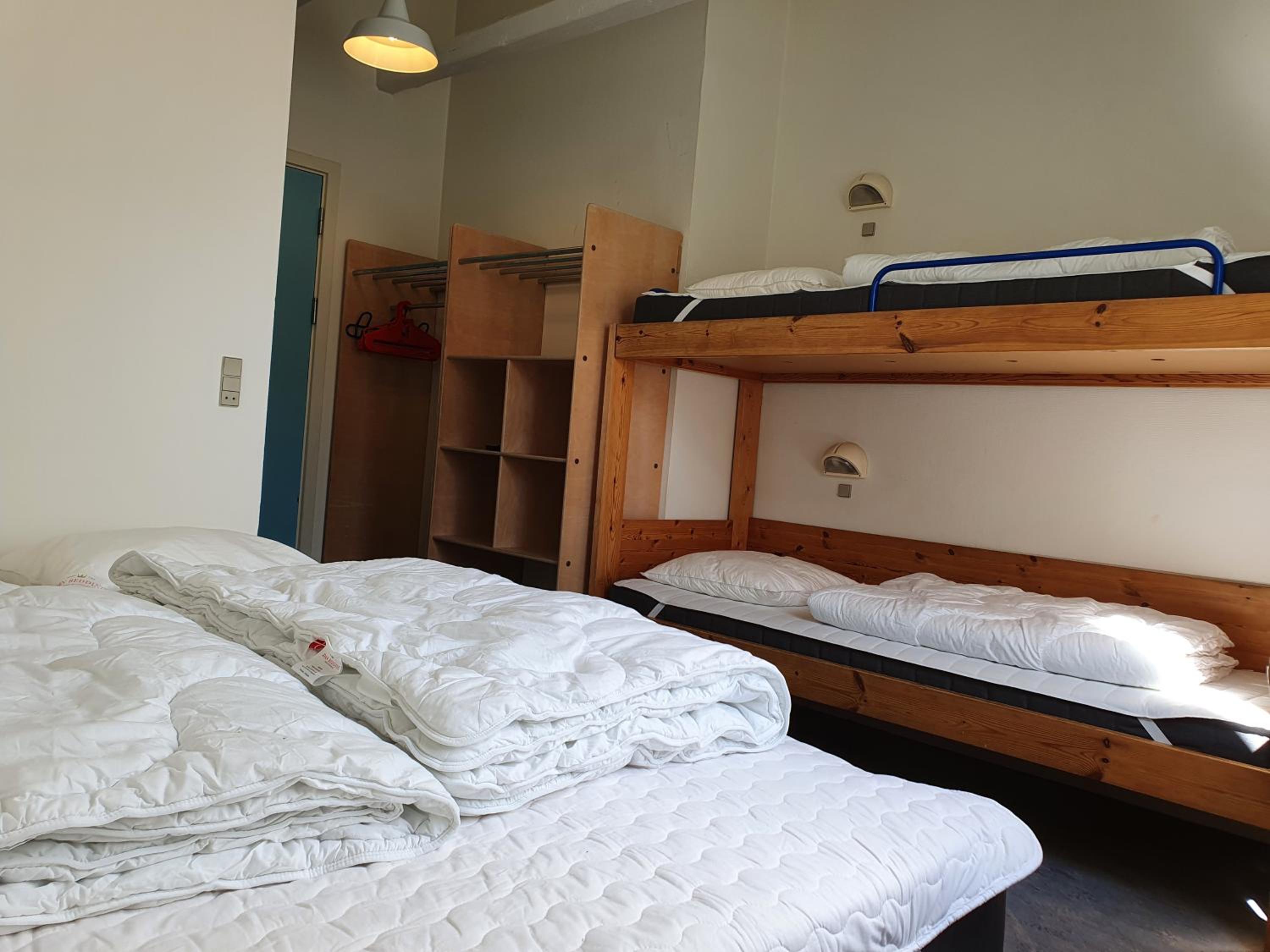 Quadruple Room with Private Bathroom - Photo 2